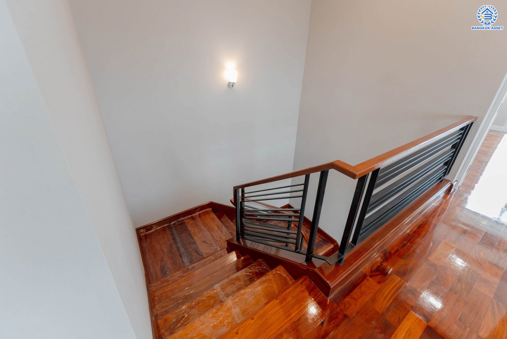 บ้านมือสองตกแต่งใหม่ โครงการ นาราสิริ สาทร-วงแหวน คุณภาพจาก Sansari เนื้อที่ 204.40 ตร.ว. ฟังก์ชัน 3 ห้องนอน 3 ห้องน้ำ 2 ที่จอดรถ พร้อมบรรยากาศสุด Private โครงการบนทำเลเดินทางสะดวก เชื่อมต่อถนนกาญจนาภิเษก ถนนเอกชัย-บอน ถนนกัลปพฤกษ์ ใกล้ห้างสรรพสินค้า เดอะมอลล์ บางแค และโรงเรียนเลิศหล้า