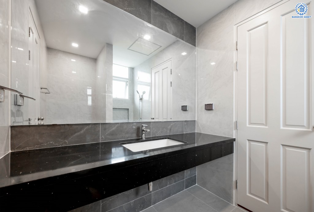 บ้านมือสองตกแต่งใหม่ โครงการ นาราสิริ สาทร-วงแหวน คุณภาพจาก Sansari เนื้อที่ 204.40 ตร.ว. ฟังก์ชัน 3 ห้องนอน 3 ห้องน้ำ 2 ที่จอดรถ พร้อมบรรยากาศสุด Private โครงการบนทำเลเดินทางสะดวก เชื่อมต่อถนนกาญจนาภิเษก ถนนเอกชัย-บอน ถนนกัลปพฤกษ์ ใกล้ห้างสรรพสินค้า เดอะมอลล์ บางแค และโรงเรียนเลิศหล้า