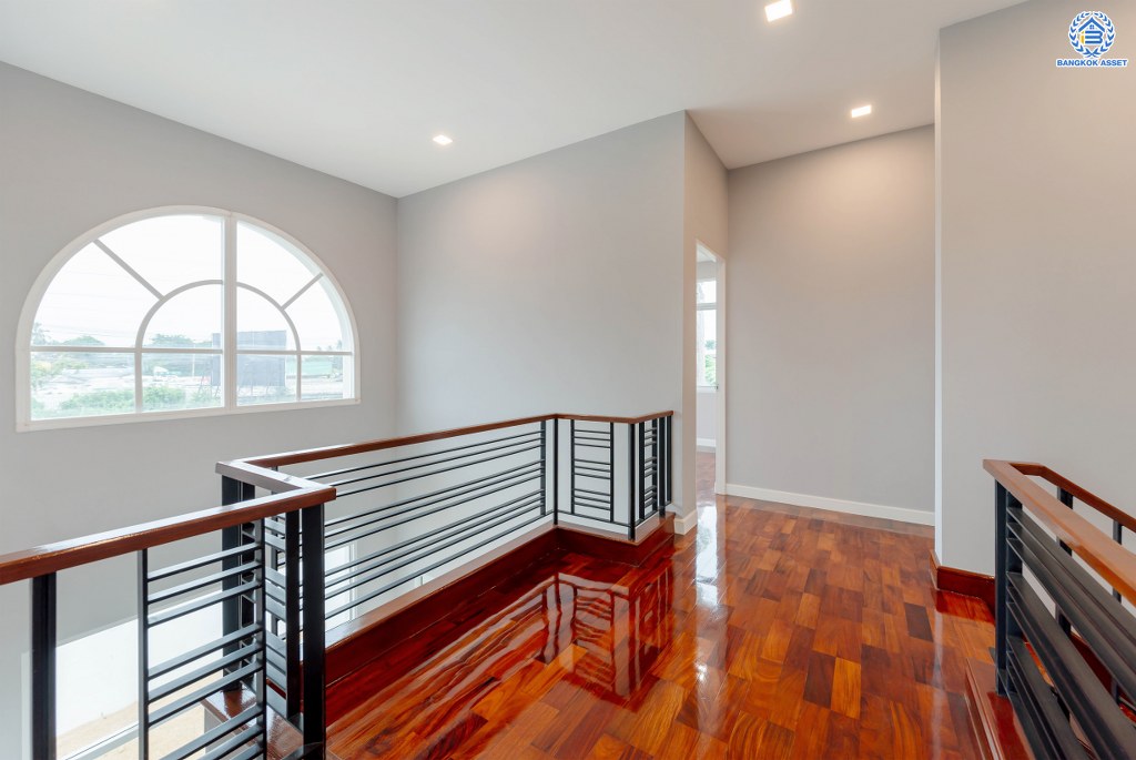 บ้านมือสองตกแต่งใหม่ โครงการ นาราสิริ สาทร-วงแหวน คุณภาพจาก Sansari เนื้อที่ 204.40 ตร.ว. ฟังก์ชัน 3 ห้องนอน 3 ห้องน้ำ 2 ที่จอดรถ พร้อมบรรยากาศสุด Private โครงการบนทำเลเดินทางสะดวก เชื่อมต่อถนนกาญจนาภิเษก ถนนเอกชัย-บอน ถนนกัลปพฤกษ์ ใกล้ห้างสรรพสินค้า เดอะมอลล์ บางแค และโรงเรียนเลิศหล้า