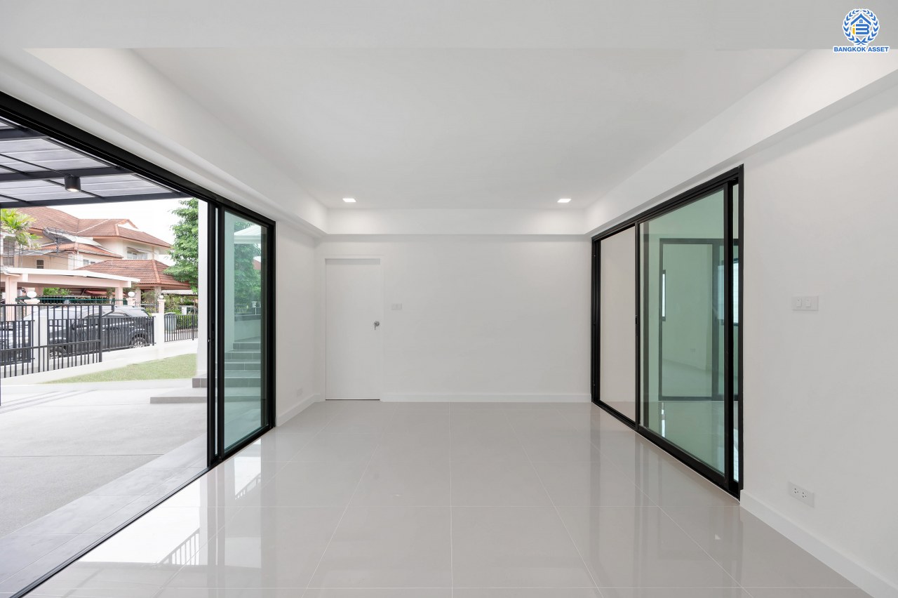 บ้านมือสองตกแต่งใหม่ โครงการ ลลิล กรีนวิลล์ บางบอน3 รองรับทุกความสุข เนื้อที่ 102 ตร.ว. พื้นที่ใช้สอย 457.17 ตร.ม. ฟังก์ชันจัดเต็ม 4 ห้องนอน (1 ห้องนอนชั้นล่าง) 4 ห้องน้ำ 1 ห้องอเนกประสงค์ จอดรถได้ 2 คัน บนทำเลเดินทางสะดวก ใกล้รถไฟฟ้าสายสีน้ำเงิน "สถานีหลักสอง" และจุดขึ้นทางด่วน "พระราม2" และ The Mall บางแค