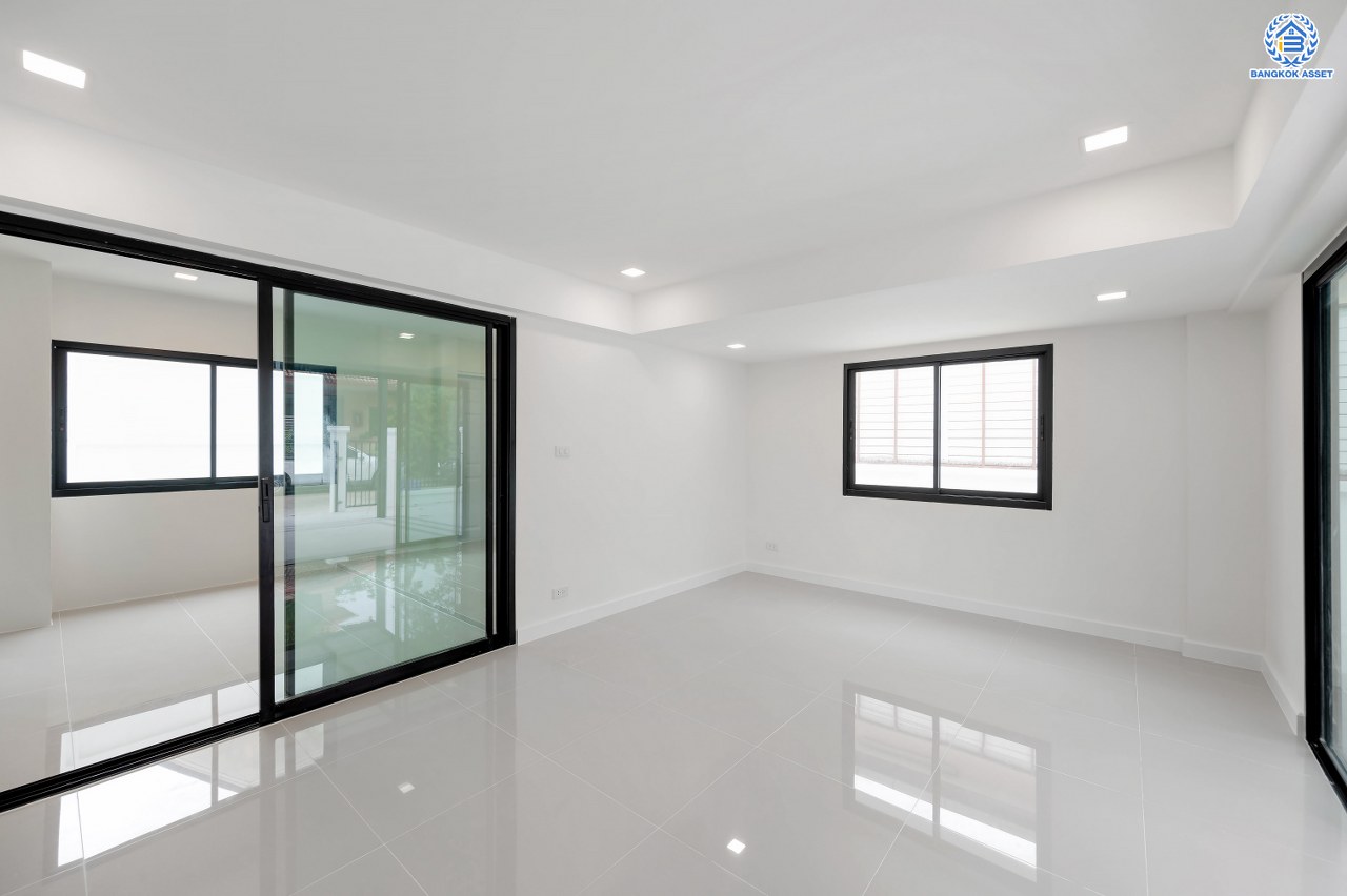 บ้านมือสองตกแต่งใหม่ โครงการ ลลิล กรีนวิลล์ บางบอน3 รองรับทุกความสุข เนื้อที่ 102 ตร.ว. พื้นที่ใช้สอย 457.17 ตร.ม. ฟังก์ชันจัดเต็ม 4 ห้องนอน (1 ห้องนอนชั้นล่าง) 4 ห้องน้ำ 1 ห้องอเนกประสงค์ จอดรถได้ 2 คัน บนทำเลเดินทางสะดวก ใกล้รถไฟฟ้าสายสีน้ำเงิน "สถานีหลักสอง" และจุดขึ้นทางด่วน "พระราม2" และ The Mall บางแค