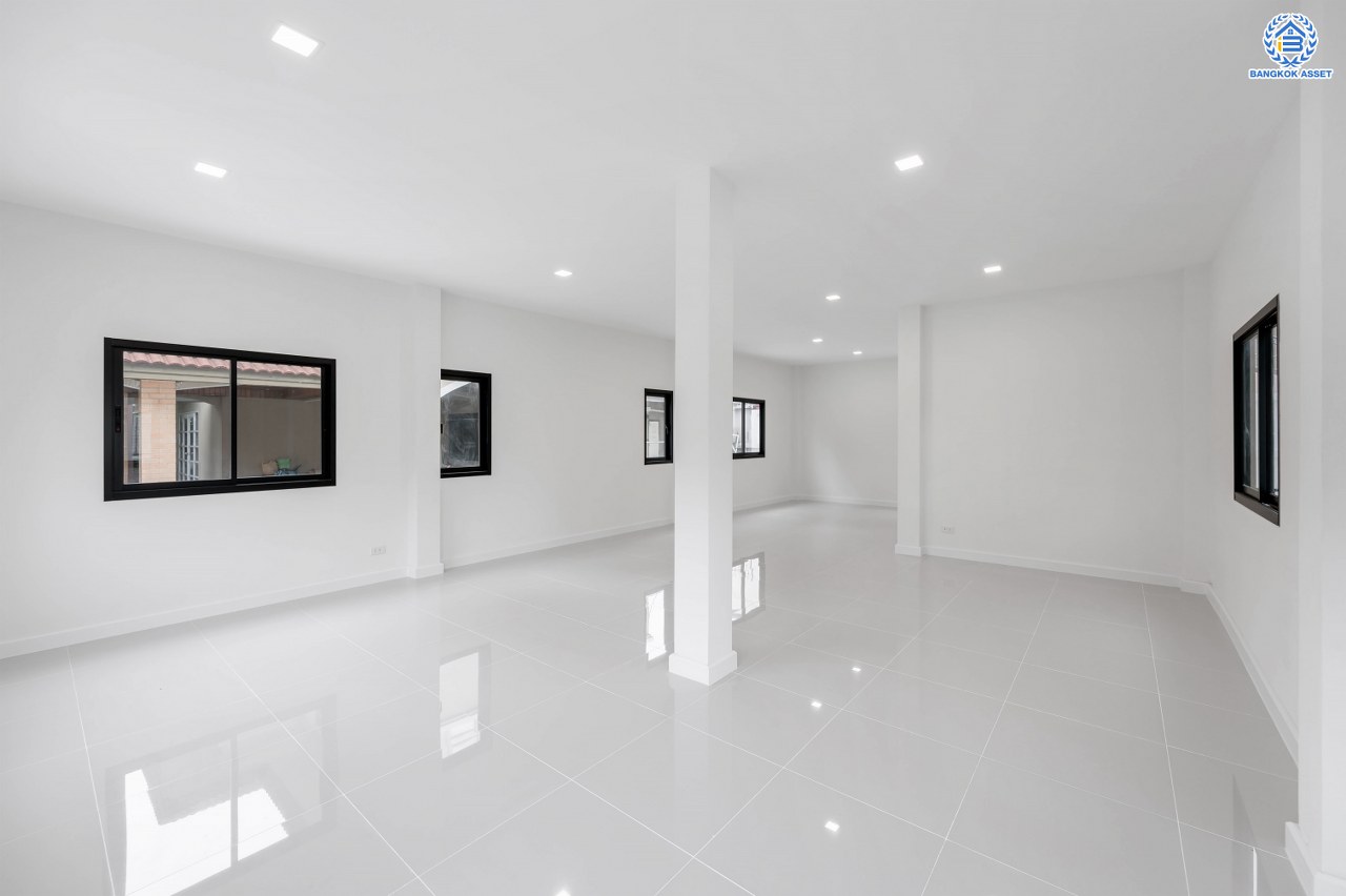 บ้านมือสองตกแต่งใหม่ โครงการ ลลิล กรีนวิลล์ บางบอน3 รองรับทุกความสุข เนื้อที่ 102 ตร.ว. พื้นที่ใช้สอย 457.17 ตร.ม. ฟังก์ชันจัดเต็ม 4 ห้องนอน (1 ห้องนอนชั้นล่าง) 4 ห้องน้ำ 1 ห้องอเนกประสงค์ จอดรถได้ 2 คัน บนทำเลเดินทางสะดวก ใกล้รถไฟฟ้าสายสีน้ำเงิน "สถานีหลักสอง" และจุดขึ้นทางด่วน "พระราม2" และ The Mall บางแค