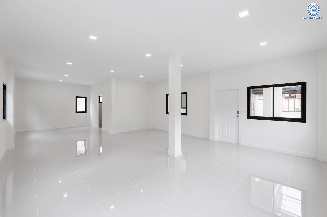 บ้านมือสองตกแต่งใหม่ โครงการ ลลิล กรีนวิลล์ บางบอน3 รองรับทุกความสุข เนื้อที่ 102 ตร.ว. พื้นที่ใช้สอย 457.17 ตร.ม. ฟังก์ชันจัดเต็ม 4 ห้องนอน (1 ห้องนอนชั้นล่าง) 4 ห้องน้ำ 1 ห้องอเนกประสงค์ จอดรถได้ 2 คัน บนทำเลเดินทางสะดวก ใกล้รถไฟฟ้าสายสีน้ำเงิน "สถานีหลักสอง" และจุดขึ้นทางด่วน "พระราม2" และ The Mall บางแค