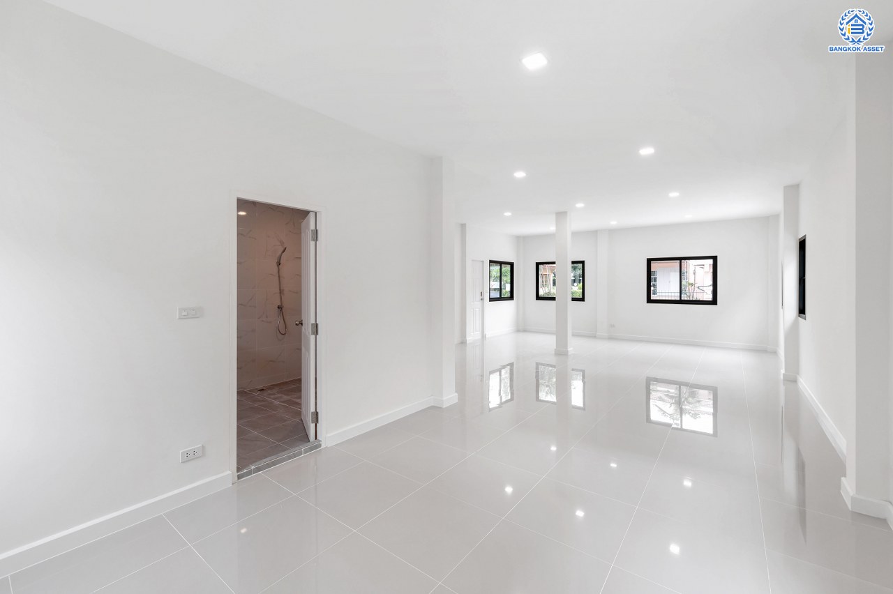 บ้านมือสองตกแต่งใหม่ โครงการ ลลิล กรีนวิลล์ บางบอน3 รองรับทุกความสุข เนื้อที่ 102 ตร.ว. พื้นที่ใช้สอย 457.17 ตร.ม. ฟังก์ชันจัดเต็ม 4 ห้องนอน (1 ห้องนอนชั้นล่าง) 4 ห้องน้ำ 1 ห้องอเนกประสงค์ จอดรถได้ 2 คัน บนทำเลเดินทางสะดวก ใกล้รถไฟฟ้าสายสีน้ำเงิน "สถานีหลักสอง" และจุดขึ้นทางด่วน "พระราม2" และ The Mall บางแค