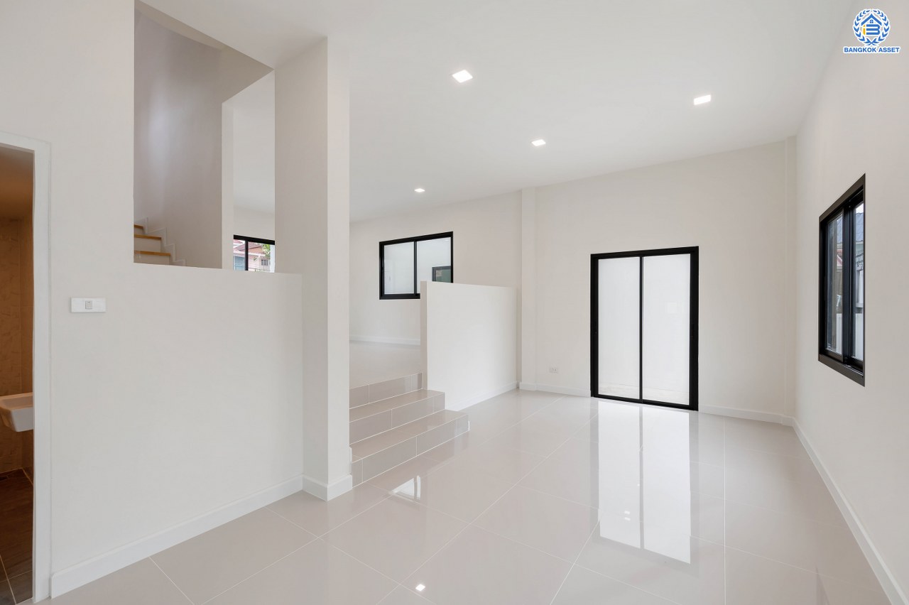 บ้านมือสองตกแต่งใหม่ โครงการ ลลิล กรีนวิลล์ บางบอน3 รองรับทุกความสุข เนื้อที่ 102 ตร.ว. พื้นที่ใช้สอย 457.17 ตร.ม. ฟังก์ชันจัดเต็ม 4 ห้องนอน (1 ห้องนอนชั้นล่าง) 4 ห้องน้ำ 1 ห้องอเนกประสงค์ จอดรถได้ 2 คัน บนทำเลเดินทางสะดวก ใกล้รถไฟฟ้าสายสีน้ำเงิน "สถานีหลักสอง" และจุดขึ้นทางด่วน "พระราม2" และ The Mall บางแค