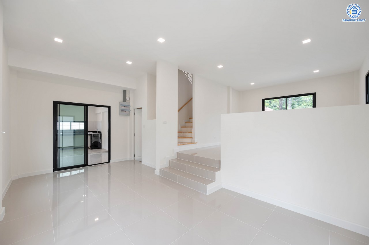 บ้านมือสองตกแต่งใหม่ โครงการ ลลิล กรีนวิลล์ บางบอน3 รองรับทุกความสุข เนื้อที่ 102 ตร.ว. พื้นที่ใช้สอย 457.17 ตร.ม. ฟังก์ชันจัดเต็ม 4 ห้องนอน (1 ห้องนอนชั้นล่าง) 4 ห้องน้ำ 1 ห้องอเนกประสงค์ จอดรถได้ 2 คัน บนทำเลเดินทางสะดวก ใกล้รถไฟฟ้าสายสีน้ำเงิน "สถานีหลักสอง" และจุดขึ้นทางด่วน "พระราม2" และ The Mall บางแค