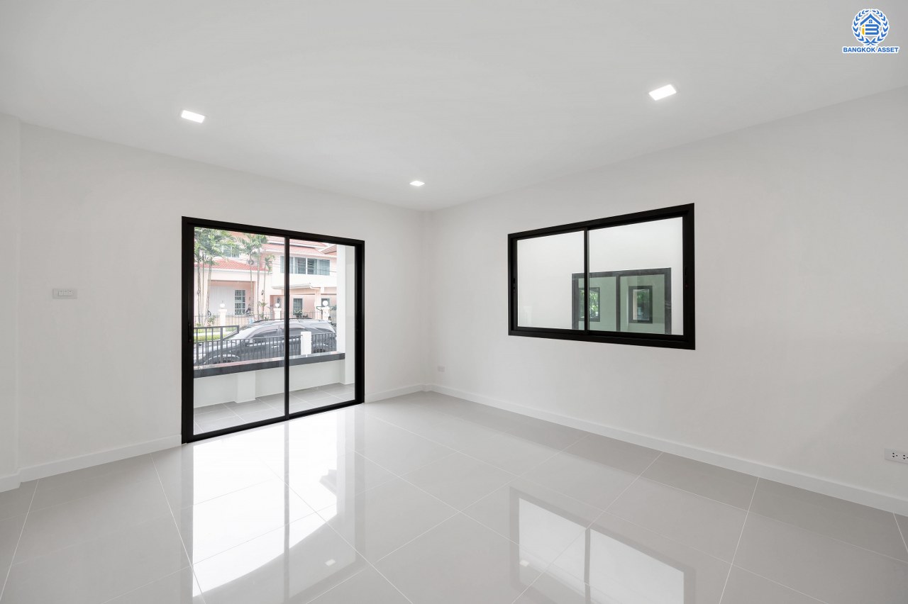 บ้านมือสองตกแต่งใหม่ โครงการ ลลิล กรีนวิลล์ บางบอน3 รองรับทุกความสุข เนื้อที่ 102 ตร.ว. พื้นที่ใช้สอย 457.17 ตร.ม. ฟังก์ชันจัดเต็ม 4 ห้องนอน (1 ห้องนอนชั้นล่าง) 4 ห้องน้ำ 1 ห้องอเนกประสงค์ จอดรถได้ 2 คัน บนทำเลเดินทางสะดวก ใกล้รถไฟฟ้าสายสีน้ำเงิน "สถานีหลักสอง" และจุดขึ้นทางด่วน "พระราม2" และ The Mall บางแค