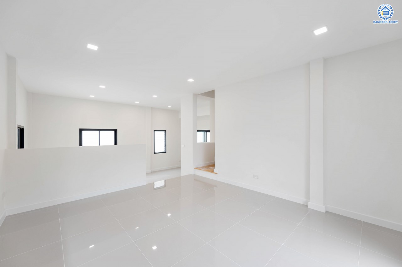 บ้านมือสองตกแต่งใหม่ โครงการ ลลิล กรีนวิลล์ บางบอน3 รองรับทุกความสุข เนื้อที่ 102 ตร.ว. พื้นที่ใช้สอย 457.17 ตร.ม. ฟังก์ชันจัดเต็ม 4 ห้องนอน (1 ห้องนอนชั้นล่าง) 4 ห้องน้ำ 1 ห้องอเนกประสงค์ จอดรถได้ 2 คัน บนทำเลเดินทางสะดวก ใกล้รถไฟฟ้าสายสีน้ำเงิน "สถานีหลักสอง" และจุดขึ้นทางด่วน "พระราม2" และ The Mall บางแค