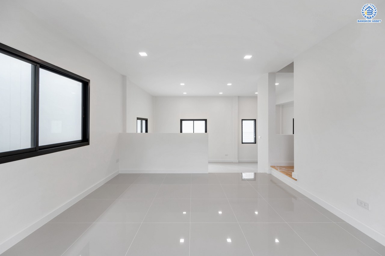 บ้านมือสองตกแต่งใหม่ โครงการ ลลิล กรีนวิลล์ บางบอน3 รองรับทุกความสุข เนื้อที่ 102 ตร.ว. พื้นที่ใช้สอย 457.17 ตร.ม. ฟังก์ชันจัดเต็ม 4 ห้องนอน (1 ห้องนอนชั้นล่าง) 4 ห้องน้ำ 1 ห้องอเนกประสงค์ จอดรถได้ 2 คัน บนทำเลเดินทางสะดวก ใกล้รถไฟฟ้าสายสีน้ำเงิน "สถานีหลักสอง" และจุดขึ้นทางด่วน "พระราม2" และ The Mall บางแค