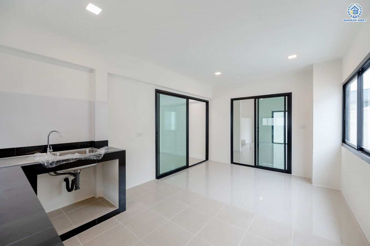 บ้านมือสองตกแต่งใหม่ โครงการ ลลิล กรีนวิลล์ บางบอน3 รองรับทุกความสุข เนื้อที่ 102 ตร.ว. พื้นที่ใช้สอย 457.17 ตร.ม. ฟังก์ชันจัดเต็ม 4 ห้องนอน (1 ห้องนอนชั้นล่าง) 4 ห้องน้ำ 1 ห้องอเนกประสงค์ จอดรถได้ 2 คัน บนทำเลเดินทางสะดวก ใกล้รถไฟฟ้าสายสีน้ำเงิน "สถานีหลักสอง" และจุดขึ้นทางด่วน "พระราม2" และ The Mall บางแค