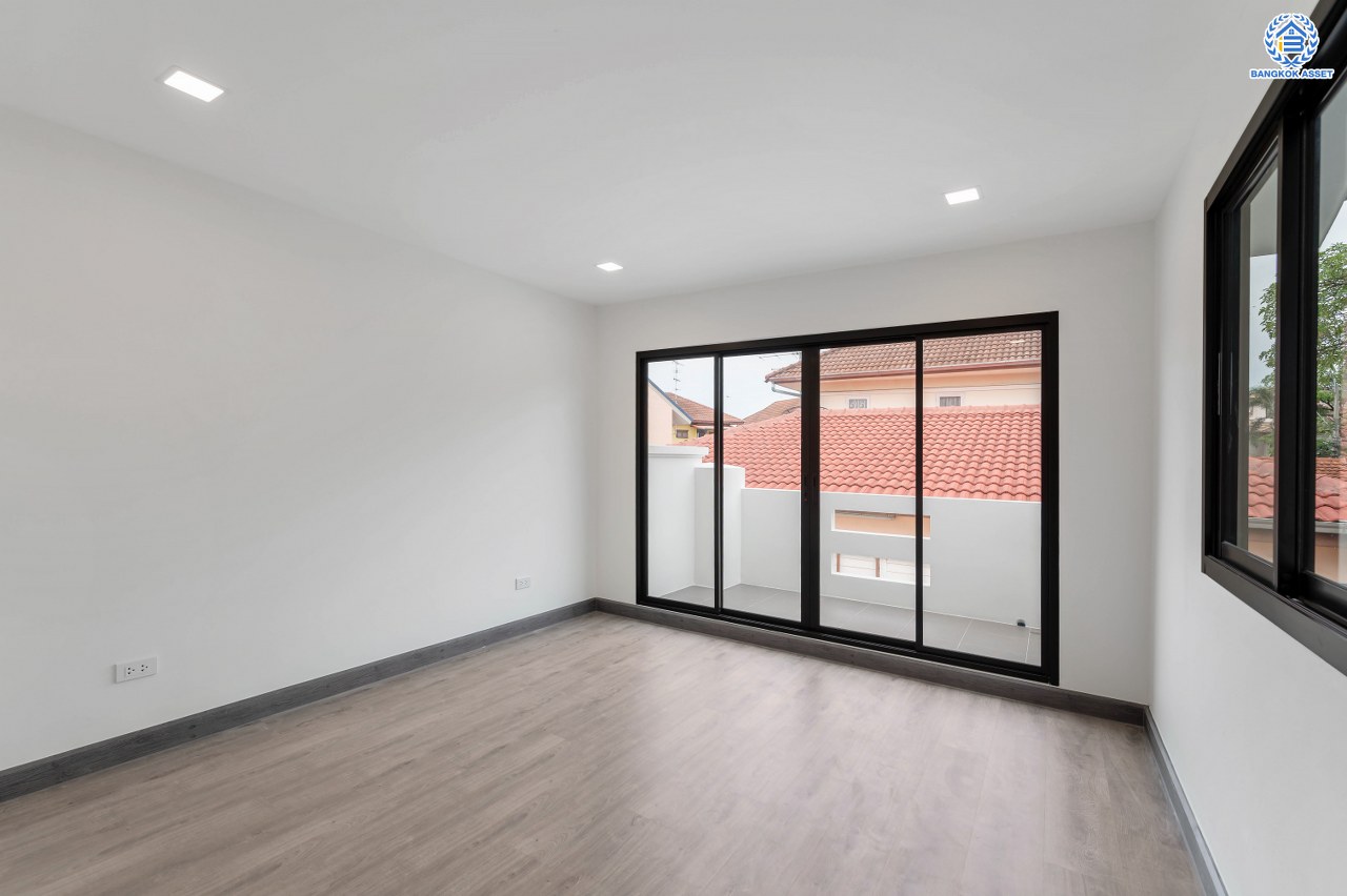 บ้านมือสองตกแต่งใหม่ โครงการ ลลิล กรีนวิลล์ บางบอน3 รองรับทุกความสุข เนื้อที่ 102 ตร.ว. พื้นที่ใช้สอย 457.17 ตร.ม. ฟังก์ชันจัดเต็ม 4 ห้องนอน (1 ห้องนอนชั้นล่าง) 4 ห้องน้ำ 1 ห้องอเนกประสงค์ จอดรถได้ 2 คัน บนทำเลเดินทางสะดวก ใกล้รถไฟฟ้าสายสีน้ำเงิน "สถานีหลักสอง" และจุดขึ้นทางด่วน "พระราม2" และ The Mall บางแค