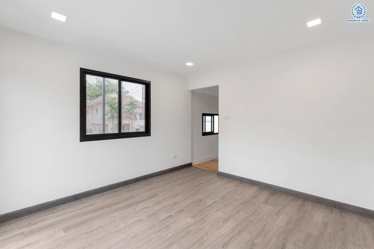 บ้านมือสองตกแต่งใหม่ โครงการ ลลิล กรีนวิลล์ บางบอน3 รองรับทุกความสุข เนื้อที่ 102 ตร.ว. พื้นที่ใช้สอย 457.17 ตร.ม. ฟังก์ชันจัดเต็ม 4 ห้องนอน (1 ห้องนอนชั้นล่าง) 4 ห้องน้ำ 1 ห้องอเนกประสงค์ จอดรถได้ 2 คัน บนทำเลเดินทางสะดวก ใกล้รถไฟฟ้าสายสีน้ำเงิน "สถานีหลักสอง" และจุดขึ้นทางด่วน "พระราม2" และ The Mall บางแค