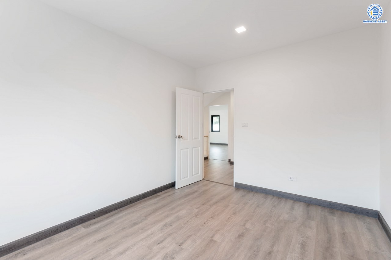 บ้านมือสองตกแต่งใหม่ โครงการ ลลิล กรีนวิลล์ บางบอน3 รองรับทุกความสุข เนื้อที่ 102 ตร.ว. พื้นที่ใช้สอย 457.17 ตร.ม. ฟังก์ชันจัดเต็ม 4 ห้องนอน (1 ห้องนอนชั้นล่าง) 4 ห้องน้ำ 1 ห้องอเนกประสงค์ จอดรถได้ 2 คัน บนทำเลเดินทางสะดวก ใกล้รถไฟฟ้าสายสีน้ำเงิน "สถานีหลักสอง" และจุดขึ้นทางด่วน "พระราม2" และ The Mall บางแค