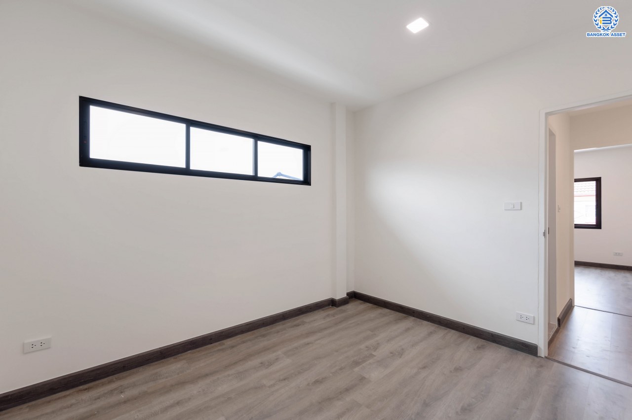 บ้านมือสองตกแต่งใหม่ โครงการ ลลิล กรีนวิลล์ บางบอน3 รองรับทุกความสุข เนื้อที่ 102 ตร.ว. พื้นที่ใช้สอย 457.17 ตร.ม. ฟังก์ชันจัดเต็ม 4 ห้องนอน (1 ห้องนอนชั้นล่าง) 4 ห้องน้ำ 1 ห้องอเนกประสงค์ จอดรถได้ 2 คัน บนทำเลเดินทางสะดวก ใกล้รถไฟฟ้าสายสีน้ำเงิน "สถานีหลักสอง" และจุดขึ้นทางด่วน "พระราม2" และ The Mall บางแค