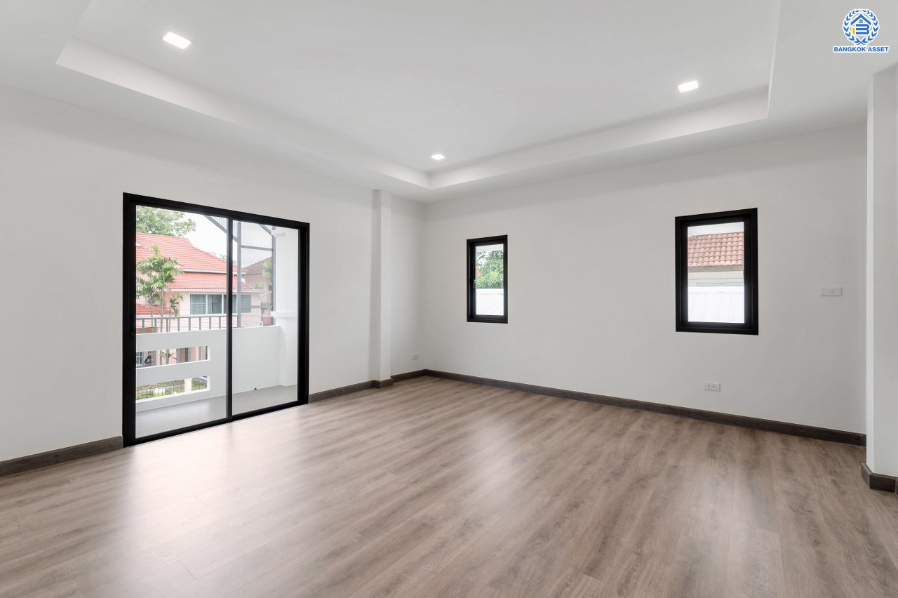 บ้านมือสองตกแต่งใหม่ โครงการ ลลิล กรีนวิลล์ บางบอน3 รองรับทุกความสุข เนื้อที่ 102 ตร.ว. พื้นที่ใช้สอย 457.17 ตร.ม. ฟังก์ชันจัดเต็ม 4 ห้องนอน (1 ห้องนอนชั้นล่าง) 4 ห้องน้ำ 1 ห้องอเนกประสงค์ จอดรถได้ 2 คัน บนทำเลเดินทางสะดวก ใกล้รถไฟฟ้าสายสีน้ำเงิน "สถานีหลักสอง" และจุดขึ้นทางด่วน "พระราม2" และ The Mall บางแค