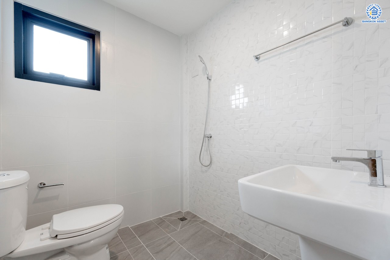 บ้านมือสองตกแต่งใหม่ โครงการ ลลิล กรีนวิลล์ บางบอน3 รองรับทุกความสุข เนื้อที่ 102 ตร.ว. พื้นที่ใช้สอย 457.17 ตร.ม. ฟังก์ชันจัดเต็ม 4 ห้องนอน (1 ห้องนอนชั้นล่าง) 4 ห้องน้ำ 1 ห้องอเนกประสงค์ จอดรถได้ 2 คัน บนทำเลเดินทางสะดวก ใกล้รถไฟฟ้าสายสีน้ำเงิน "สถานีหลักสอง" และจุดขึ้นทางด่วน "พระราม2" และ The Mall บางแค