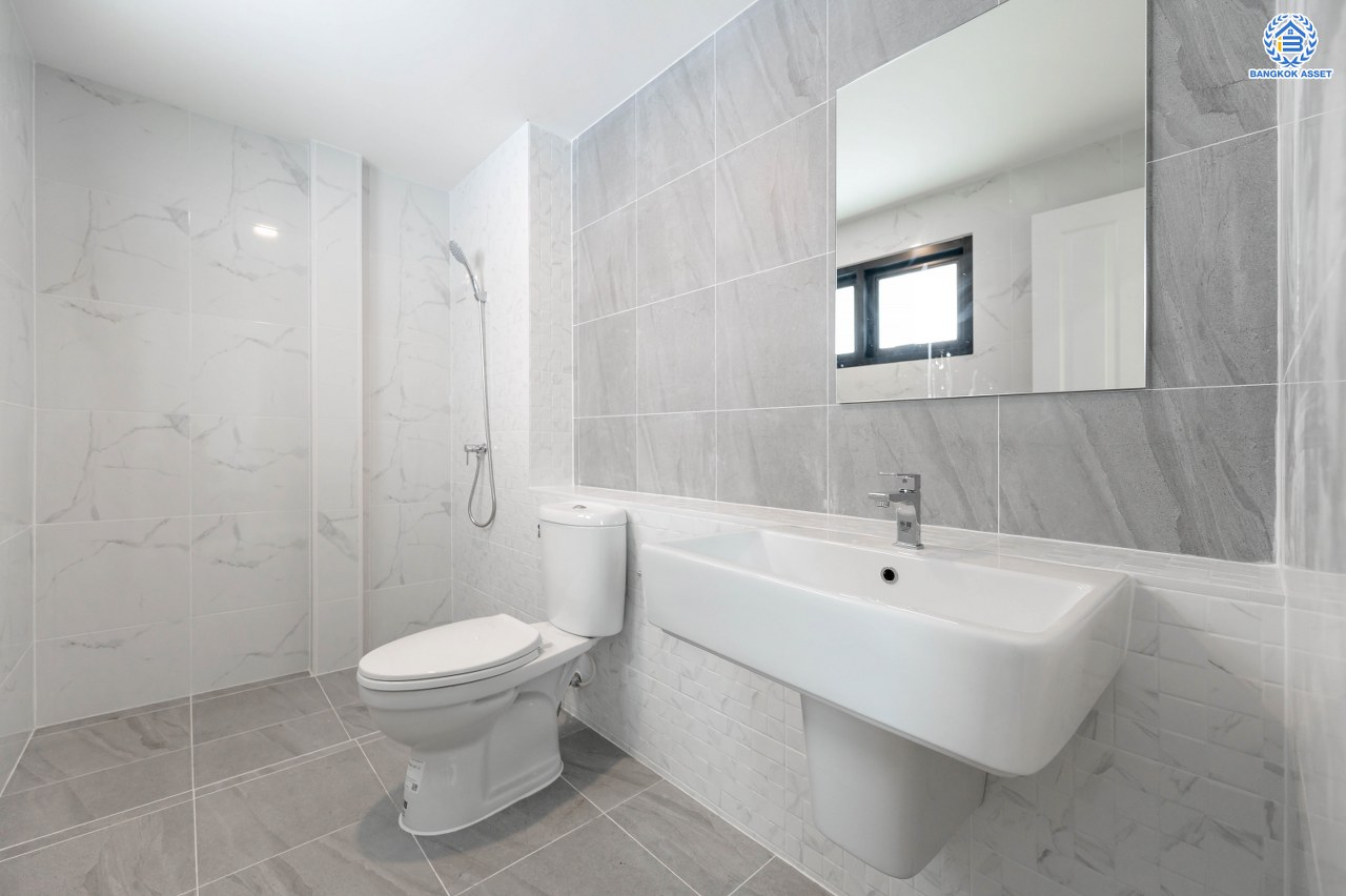 บ้านมือสองตกแต่งใหม่ โครงการ ลลิล กรีนวิลล์ บางบอน3 รองรับทุกความสุข เนื้อที่ 102 ตร.ว. พื้นที่ใช้สอย 457.17 ตร.ม. ฟังก์ชันจัดเต็ม 4 ห้องนอน (1 ห้องนอนชั้นล่าง) 4 ห้องน้ำ 1 ห้องอเนกประสงค์ จอดรถได้ 2 คัน บนทำเลเดินทางสะดวก ใกล้รถไฟฟ้าสายสีน้ำเงิน "สถานีหลักสอง" และจุดขึ้นทางด่วน "พระราม2" และ The Mall บางแค