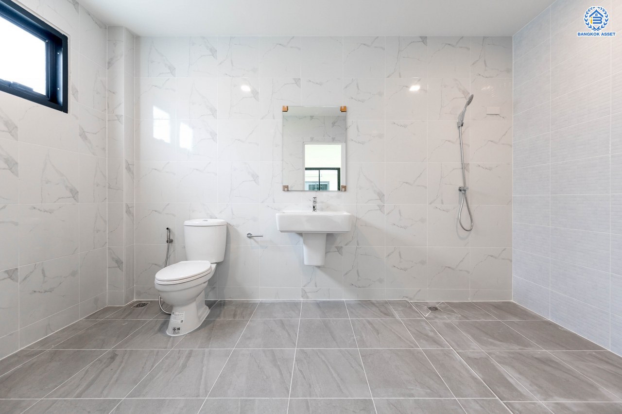 บ้านมือสองตกแต่งใหม่ โครงการ ลลิล กรีนวิลล์ บางบอน3 รองรับทุกความสุข เนื้อที่ 102 ตร.ว. พื้นที่ใช้สอย 457.17 ตร.ม. ฟังก์ชันจัดเต็ม 4 ห้องนอน (1 ห้องนอนชั้นล่าง) 4 ห้องน้ำ 1 ห้องอเนกประสงค์ จอดรถได้ 2 คัน บนทำเลเดินทางสะดวก ใกล้รถไฟฟ้าสายสีน้ำเงิน "สถานีหลักสอง" และจุดขึ้นทางด่วน "พระราม2" และ The Mall บางแค