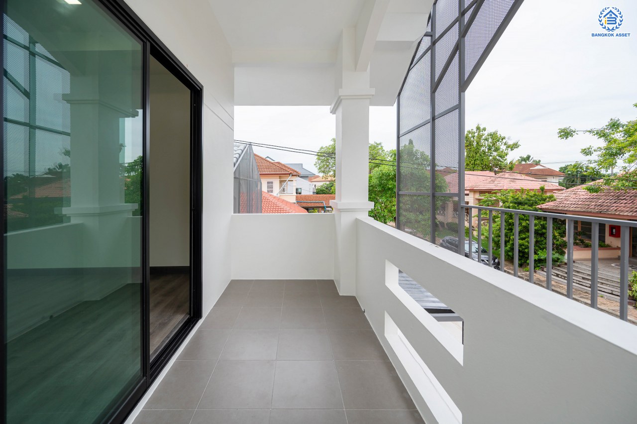 บ้านมือสองตกแต่งใหม่ โครงการ ลลิล กรีนวิลล์ บางบอน3 รองรับทุกความสุข เนื้อที่ 102 ตร.ว. พื้นที่ใช้สอย 457.17 ตร.ม. ฟังก์ชันจัดเต็ม 4 ห้องนอน (1 ห้องนอนชั้นล่าง) 4 ห้องน้ำ 1 ห้องอเนกประสงค์ จอดรถได้ 2 คัน บนทำเลเดินทางสะดวก ใกล้รถไฟฟ้าสายสีน้ำเงิน "สถานีหลักสอง" และจุดขึ้นทางด่วน "พระราม2" และ The Mall บางแค