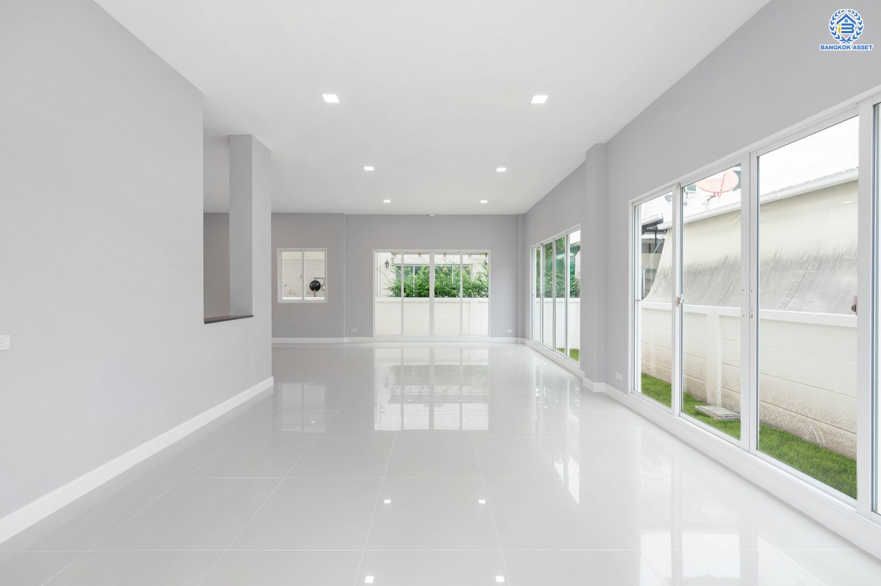 บ้านมือสองตกแต่งใหม่ แบรนด์สุดหรูจาก SC ASSET โครงการ บางกอกบูเลอวาร์ด สาทร-ปิ่นเกล้า เนื้อที่ 52.50 ตร.ว. บนพื้นที่ใช้สอยกว่า 192.56 ตร.ม. ฟังก์ชัน 3 ห้องนอน 4 ห้องน้ำ จอดรถได้ 2 คัน บนทำเลใจกลางราชพฤกษ์ ใกล้ทางด่วน "ศรีรัช" พร้อมเชื่อมสู่สาทร-ปิ่นเกล้า ได้อย่างรวดเร็ว และใกล้ห้างเซ็นทรัลเวสวิลล์