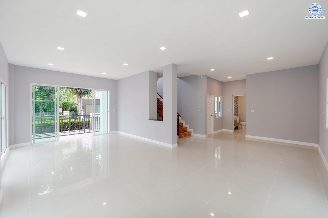 บ้านมือสองตกแต่งใหม่ แบรนด์สุดหรูจาก SC ASSET โครงการ บางกอกบูเลอวาร์ด สาทร-ปิ่นเกล้า เนื้อที่ 52.50 ตร.ว. บนพื้นที่ใช้สอยกว่า 192.56 ตร.ม. ฟังก์ชัน 3 ห้องนอน 4 ห้องน้ำ จอดรถได้ 2 คัน บนทำเลใจกลางราชพฤกษ์ ใกล้ทางด่วน "ศรีรัช" พร้อมเชื่อมสู่สาทร-ปิ่นเกล้า ได้อย่างรวดเร็ว และใกล้ห้างเซ็นทรัลเวสวิลล์