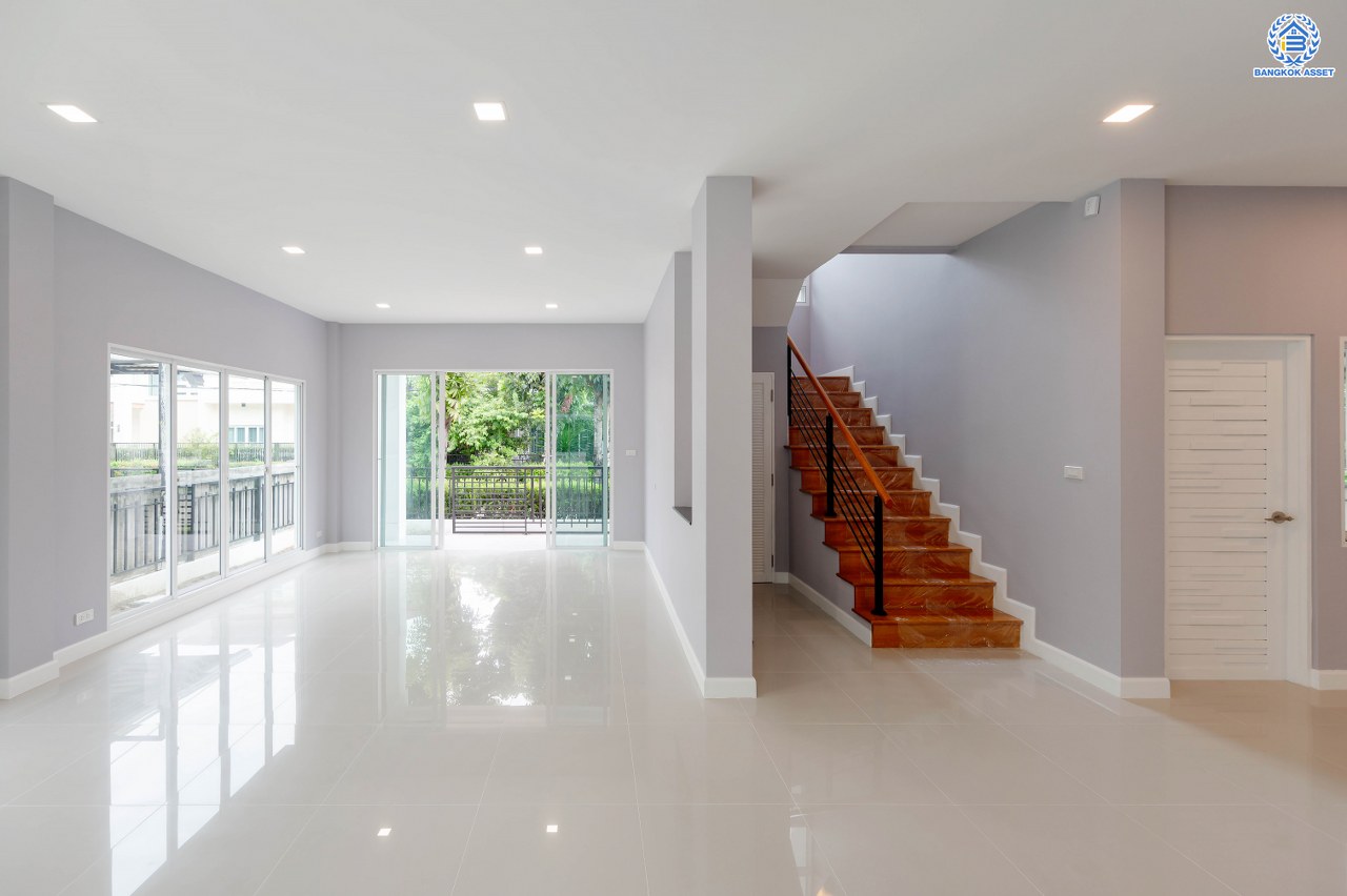 บ้านมือสองตกแต่งใหม่ แบรนด์สุดหรูจาก SC ASSET โครงการ บางกอกบูเลอวาร์ด สาทร-ปิ่นเกล้า เนื้อที่ 52.50 ตร.ว. บนพื้นที่ใช้สอยกว่า 192.56 ตร.ม. ฟังก์ชัน 3 ห้องนอน 4 ห้องน้ำ จอดรถได้ 2 คัน บนทำเลใจกลางราชพฤกษ์ ใกล้ทางด่วน "ศรีรัช" พร้อมเชื่อมสู่สาทร-ปิ่นเกล้า ได้อย่างรวดเร็ว และใกล้ห้างเซ็นทรัลเวสวิลล์