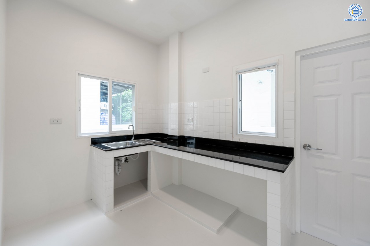 บ้านมือสองตกแต่งใหม่ แบรนด์สุดหรูจาก SC ASSET โครงการ บางกอกบูเลอวาร์ด สาทร-ปิ่นเกล้า เนื้อที่ 52.50 ตร.ว. บนพื้นที่ใช้สอยกว่า 192.56 ตร.ม. ฟังก์ชัน 3 ห้องนอน 4 ห้องน้ำ จอดรถได้ 2 คัน บนทำเลใจกลางราชพฤกษ์ ใกล้ทางด่วน "ศรีรัช" พร้อมเชื่อมสู่สาทร-ปิ่นเกล้า ได้อย่างรวดเร็ว และใกล้ห้างเซ็นทรัลเวสวิลล์