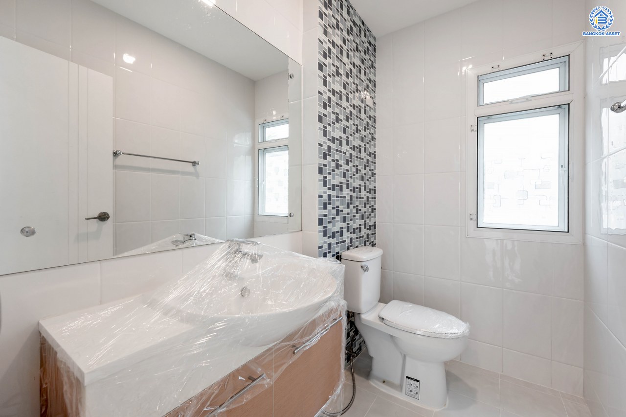 บ้านมือสองตกแต่งใหม่ แบรนด์สุดหรูจาก SC ASSET โครงการ บางกอกบูเลอวาร์ด สาทร-ปิ่นเกล้า เนื้อที่ 52.50 ตร.ว. บนพื้นที่ใช้สอยกว่า 192.56 ตร.ม. ฟังก์ชัน 3 ห้องนอน 4 ห้องน้ำ จอดรถได้ 2 คัน บนทำเลใจกลางราชพฤกษ์ ใกล้ทางด่วน "ศรีรัช" พร้อมเชื่อมสู่สาทร-ปิ่นเกล้า ได้อย่างรวดเร็ว และใกล้ห้างเซ็นทรัลเวสวิลล์