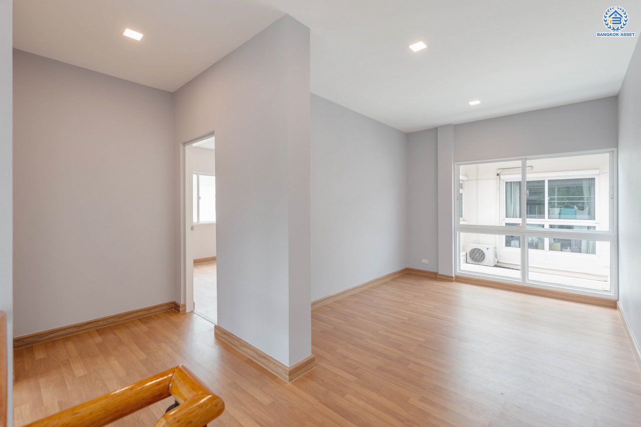 บ้านมือสองตกแต่งใหม่ แบรนด์สุดหรูจาก SC ASSET โครงการ บางกอกบูเลอวาร์ด สาทร-ปิ่นเกล้า เนื้อที่ 52.50 ตร.ว. บนพื้นที่ใช้สอยกว่า 192.56 ตร.ม. ฟังก์ชัน 3 ห้องนอน 4 ห้องน้ำ จอดรถได้ 2 คัน บนทำเลใจกลางราชพฤกษ์ ใกล้ทางด่วน "ศรีรัช" พร้อมเชื่อมสู่สาทร-ปิ่นเกล้า ได้อย่างรวดเร็ว และใกล้ห้างเซ็นทรัลเวสวิลล์