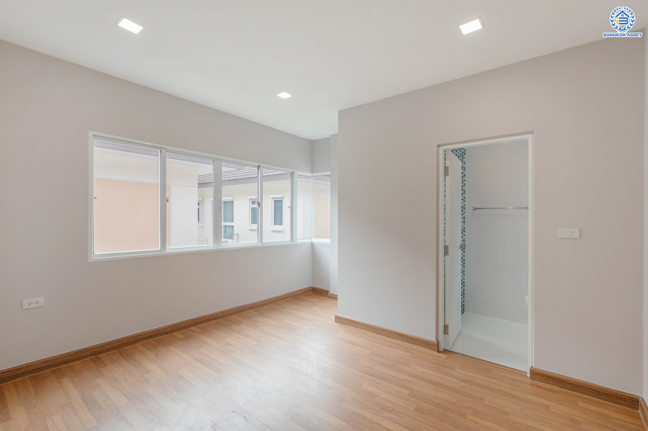 บ้านมือสองตกแต่งใหม่ แบรนด์สุดหรูจาก SC ASSET โครงการ บางกอกบูเลอวาร์ด สาทร-ปิ่นเกล้า เนื้อที่ 52.50 ตร.ว. บนพื้นที่ใช้สอยกว่า 192.56 ตร.ม. ฟังก์ชัน 3 ห้องนอน 4 ห้องน้ำ จอดรถได้ 2 คัน บนทำเลใจกลางราชพฤกษ์ ใกล้ทางด่วน "ศรีรัช" พร้อมเชื่อมสู่สาทร-ปิ่นเกล้า ได้อย่างรวดเร็ว และใกล้ห้างเซ็นทรัลเวสวิลล์