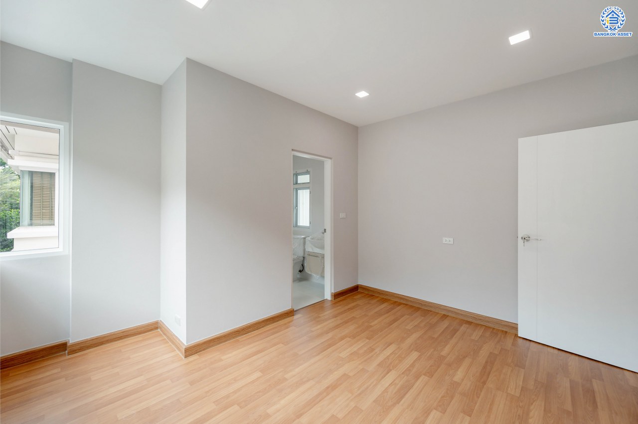 บ้านมือสองตกแต่งใหม่ แบรนด์สุดหรูจาก SC ASSET โครงการ บางกอกบูเลอวาร์ด สาทร-ปิ่นเกล้า เนื้อที่ 52.50 ตร.ว. บนพื้นที่ใช้สอยกว่า 192.56 ตร.ม. ฟังก์ชัน 3 ห้องนอน 4 ห้องน้ำ จอดรถได้ 2 คัน บนทำเลใจกลางราชพฤกษ์ ใกล้ทางด่วน "ศรีรัช" พร้อมเชื่อมสู่สาทร-ปิ่นเกล้า ได้อย่างรวดเร็ว และใกล้ห้างเซ็นทรัลเวสวิลล์