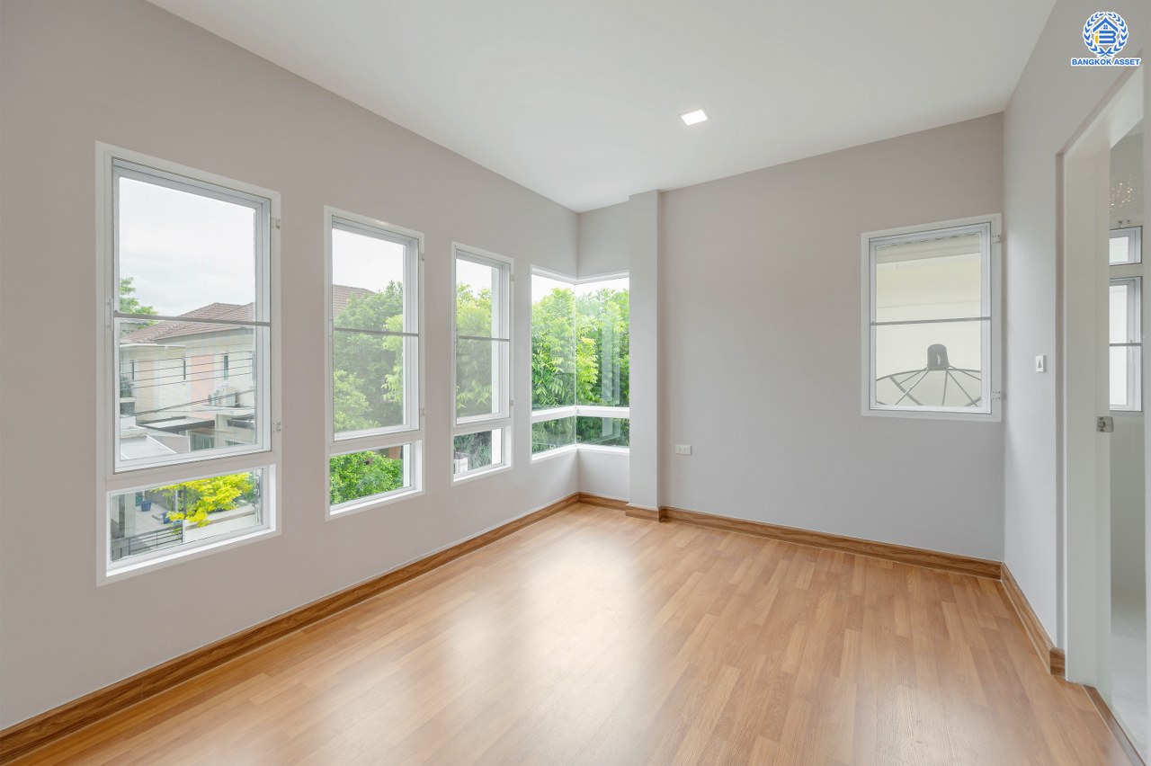 บ้านมือสองตกแต่งใหม่ แบรนด์สุดหรูจาก SC ASSET โครงการ บางกอกบูเลอวาร์ด สาทร-ปิ่นเกล้า เนื้อที่ 52.50 ตร.ว. บนพื้นที่ใช้สอยกว่า 192.56 ตร.ม. ฟังก์ชัน 3 ห้องนอน 4 ห้องน้ำ จอดรถได้ 2 คัน บนทำเลใจกลางราชพฤกษ์ ใกล้ทางด่วน "ศรีรัช" พร้อมเชื่อมสู่สาทร-ปิ่นเกล้า ได้อย่างรวดเร็ว และใกล้ห้างเซ็นทรัลเวสวิลล์