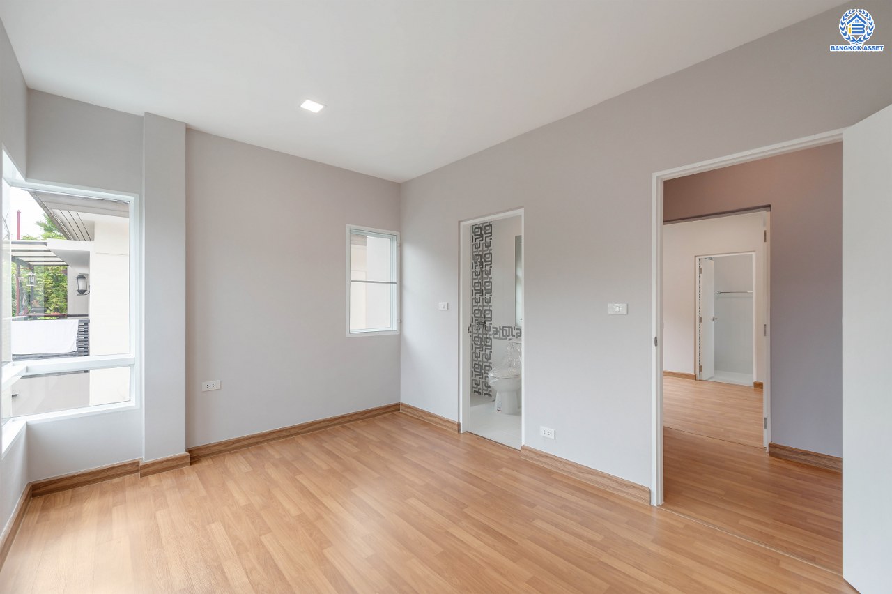 บ้านมือสองตกแต่งใหม่ แบรนด์สุดหรูจาก SC ASSET โครงการ บางกอกบูเลอวาร์ด สาทร-ปิ่นเกล้า เนื้อที่ 52.50 ตร.ว. บนพื้นที่ใช้สอยกว่า 192.56 ตร.ม. ฟังก์ชัน 3 ห้องนอน 4 ห้องน้ำ จอดรถได้ 2 คัน บนทำเลใจกลางราชพฤกษ์ ใกล้ทางด่วน "ศรีรัช" พร้อมเชื่อมสู่สาทร-ปิ่นเกล้า ได้อย่างรวดเร็ว และใกล้ห้างเซ็นทรัลเวสวิลล์