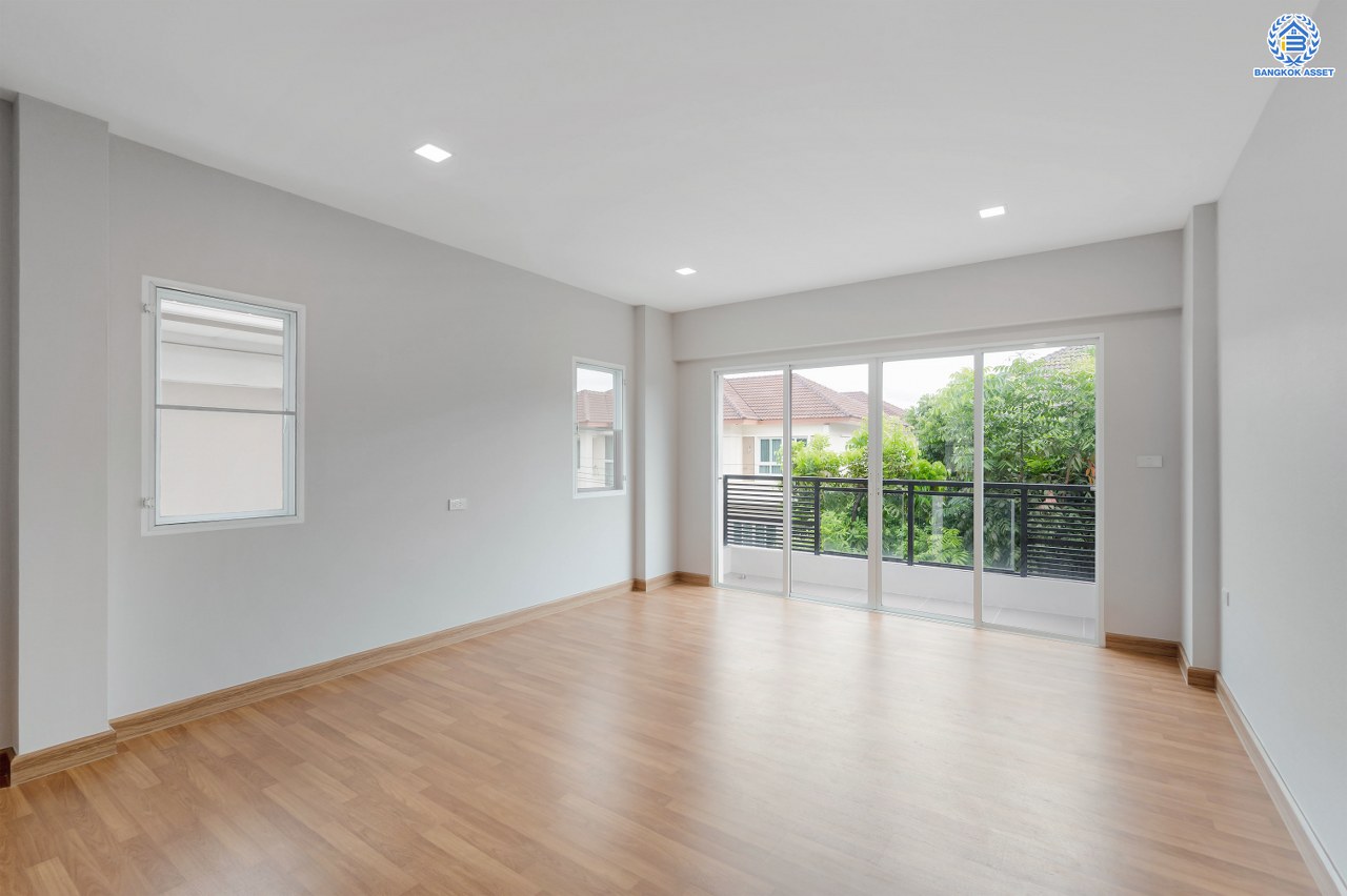 บ้านมือสองตกแต่งใหม่ แบรนด์สุดหรูจาก SC ASSET โครงการ บางกอกบูเลอวาร์ด สาทร-ปิ่นเกล้า เนื้อที่ 52.50 ตร.ว. บนพื้นที่ใช้สอยกว่า 192.56 ตร.ม. ฟังก์ชัน 3 ห้องนอน 4 ห้องน้ำ จอดรถได้ 2 คัน บนทำเลใจกลางราชพฤกษ์ ใกล้ทางด่วน "ศรีรัช" พร้อมเชื่อมสู่สาทร-ปิ่นเกล้า ได้อย่างรวดเร็ว และใกล้ห้างเซ็นทรัลเวสวิลล์