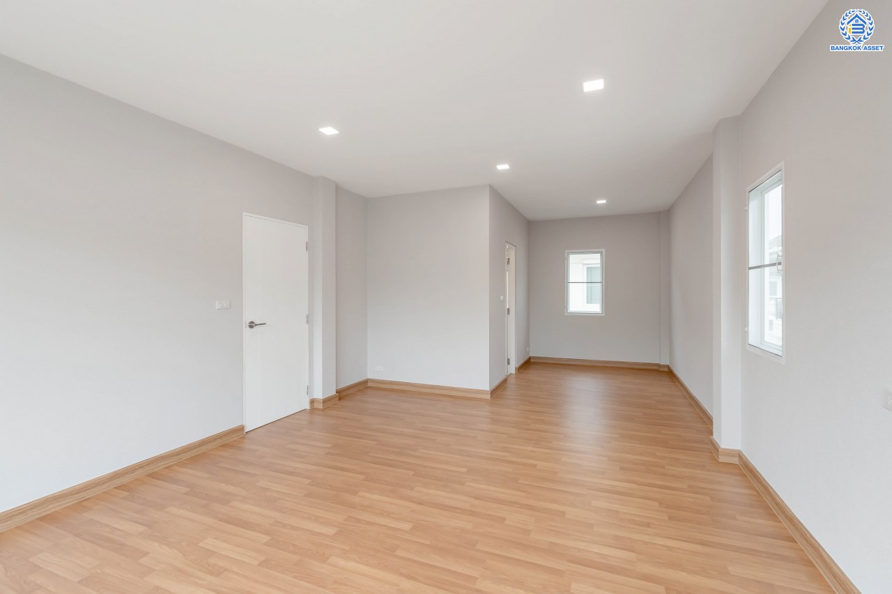 บ้านมือสองตกแต่งใหม่ แบรนด์สุดหรูจาก SC ASSET โครงการ บางกอกบูเลอวาร์ด สาทร-ปิ่นเกล้า เนื้อที่ 52.50 ตร.ว. บนพื้นที่ใช้สอยกว่า 192.56 ตร.ม. ฟังก์ชัน 3 ห้องนอน 4 ห้องน้ำ จอดรถได้ 2 คัน บนทำเลใจกลางราชพฤกษ์ ใกล้ทางด่วน "ศรีรัช" พร้อมเชื่อมสู่สาทร-ปิ่นเกล้า ได้อย่างรวดเร็ว และใกล้ห้างเซ็นทรัลเวสวิลล์