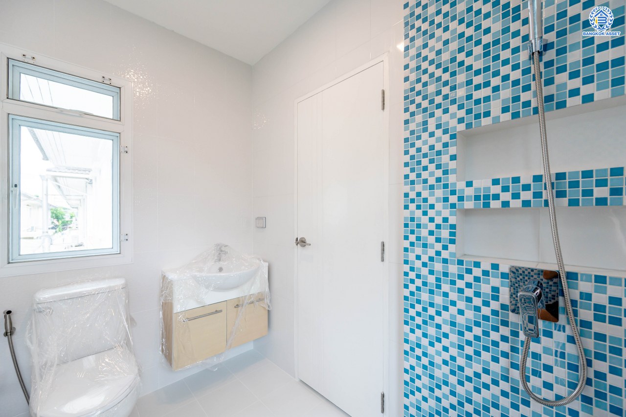 บ้านมือสองตกแต่งใหม่ แบรนด์สุดหรูจาก SC ASSET โครงการ บางกอกบูเลอวาร์ด สาทร-ปิ่นเกล้า เนื้อที่ 52.50 ตร.ว. บนพื้นที่ใช้สอยกว่า 192.56 ตร.ม. ฟังก์ชัน 3 ห้องนอน 4 ห้องน้ำ จอดรถได้ 2 คัน บนทำเลใจกลางราชพฤกษ์ ใกล้ทางด่วน "ศรีรัช" พร้อมเชื่อมสู่สาทร-ปิ่นเกล้า ได้อย่างรวดเร็ว และใกล้ห้างเซ็นทรัลเวสวิลล์