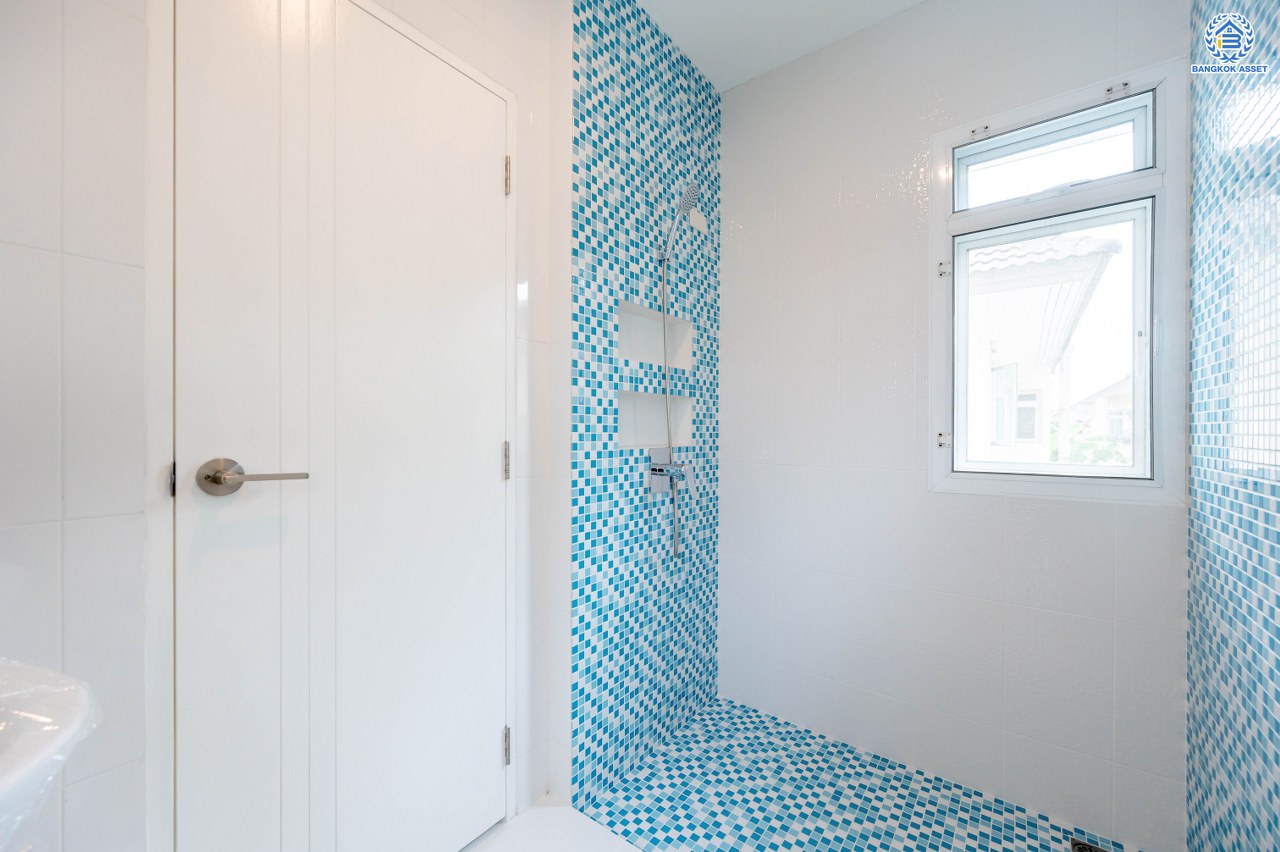 บ้านมือสองตกแต่งใหม่ แบรนด์สุดหรูจาก SC ASSET โครงการ บางกอกบูเลอวาร์ด สาทร-ปิ่นเกล้า เนื้อที่ 52.50 ตร.ว. บนพื้นที่ใช้สอยกว่า 192.56 ตร.ม. ฟังก์ชัน 3 ห้องนอน 4 ห้องน้ำ จอดรถได้ 2 คัน บนทำเลใจกลางราชพฤกษ์ ใกล้ทางด่วน "ศรีรัช" พร้อมเชื่อมสู่สาทร-ปิ่นเกล้า ได้อย่างรวดเร็ว และใกล้ห้างเซ็นทรัลเวสวิลล์