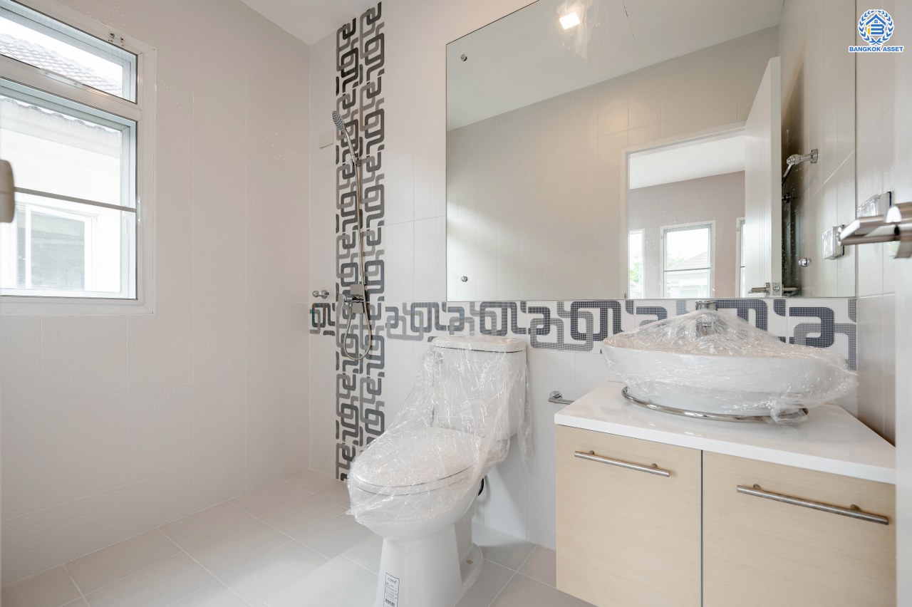 บ้านมือสองตกแต่งใหม่ แบรนด์สุดหรูจาก SC ASSET โครงการ บางกอกบูเลอวาร์ด สาทร-ปิ่นเกล้า เนื้อที่ 52.50 ตร.ว. บนพื้นที่ใช้สอยกว่า 192.56 ตร.ม. ฟังก์ชัน 3 ห้องนอน 4 ห้องน้ำ จอดรถได้ 2 คัน บนทำเลใจกลางราชพฤกษ์ ใกล้ทางด่วน "ศรีรัช" พร้อมเชื่อมสู่สาทร-ปิ่นเกล้า ได้อย่างรวดเร็ว และใกล้ห้างเซ็นทรัลเวสวิลล์