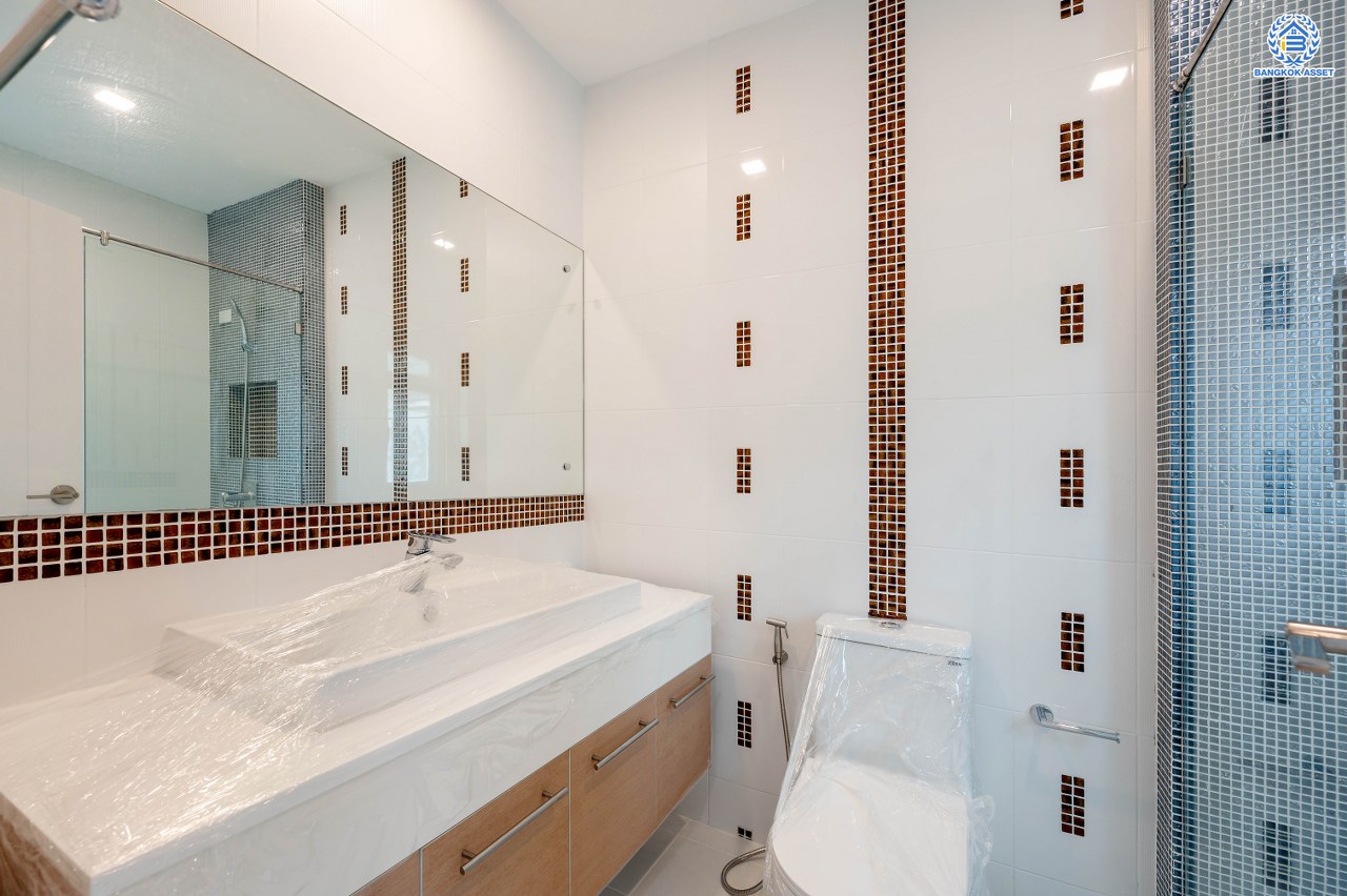 บ้านมือสองตกแต่งใหม่ แบรนด์สุดหรูจาก SC ASSET โครงการ บางกอกบูเลอวาร์ด สาทร-ปิ่นเกล้า เนื้อที่ 52.50 ตร.ว. บนพื้นที่ใช้สอยกว่า 192.56 ตร.ม. ฟังก์ชัน 3 ห้องนอน 4 ห้องน้ำ จอดรถได้ 2 คัน บนทำเลใจกลางราชพฤกษ์ ใกล้ทางด่วน "ศรีรัช" พร้อมเชื่อมสู่สาทร-ปิ่นเกล้า ได้อย่างรวดเร็ว และใกล้ห้างเซ็นทรัลเวสวิลล์