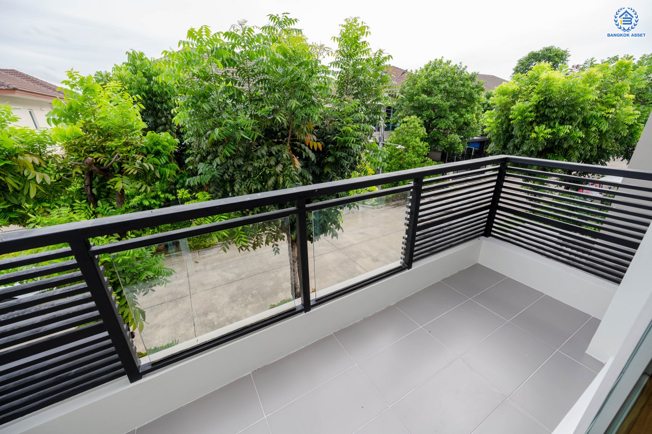 บ้านมือสองตกแต่งใหม่ แบรนด์สุดหรูจาก SC ASSET โครงการ บางกอกบูเลอวาร์ด สาทร-ปิ่นเกล้า เนื้อที่ 52.50 ตร.ว. บนพื้นที่ใช้สอยกว่า 192.56 ตร.ม. ฟังก์ชัน 3 ห้องนอน 4 ห้องน้ำ จอดรถได้ 2 คัน บนทำเลใจกลางราชพฤกษ์ ใกล้ทางด่วน "ศรีรัช" พร้อมเชื่อมสู่สาทร-ปิ่นเกล้า ได้อย่างรวดเร็ว และใกล้ห้างเซ็นทรัลเวสวิลล์