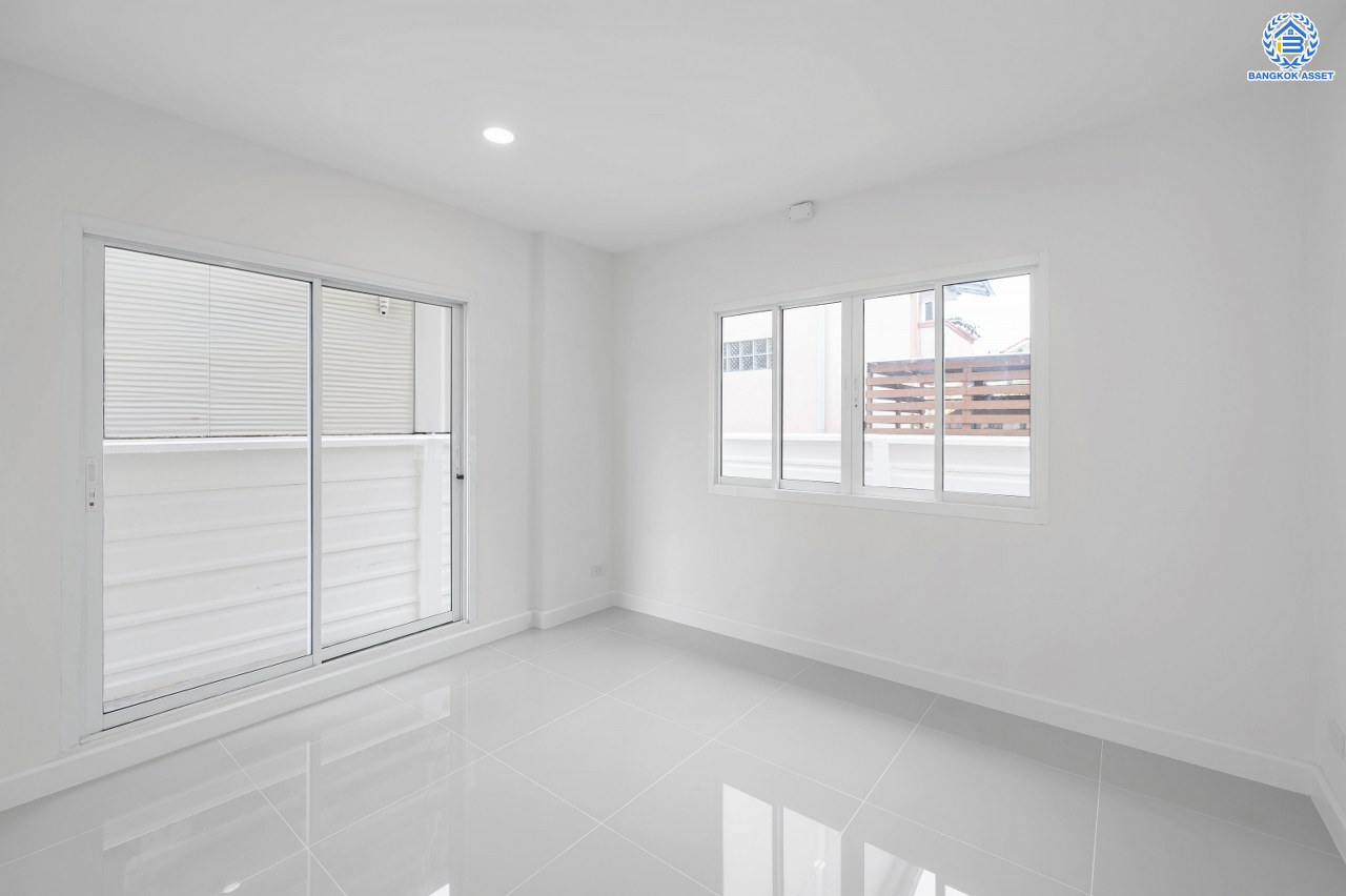 บ้านมือสองตกแต่งใหม่ โครงการ กานดา คลาสสิค วิลล์ เพชรเกษม81 รองรับทุกความสุขบนเนื้อที่ 52.7 ตร.ว. พื้นที่ใช้สอย 253.05 ตร.ม. ฟังก์ชัน 3 ห้องนอน 3 ห้องน้ำ 1 ห้องอเนกประสงค์ จอดรถได้ 2 คัน ตรวจสอบระบบน้ำ-ไฟ พร้อมเข้าอยู่ บนทำเลเดินทางสะดวก ใกล้จุดขึ้นทางด่วน "พระราม2" และเซ็นทรัล พระราม2