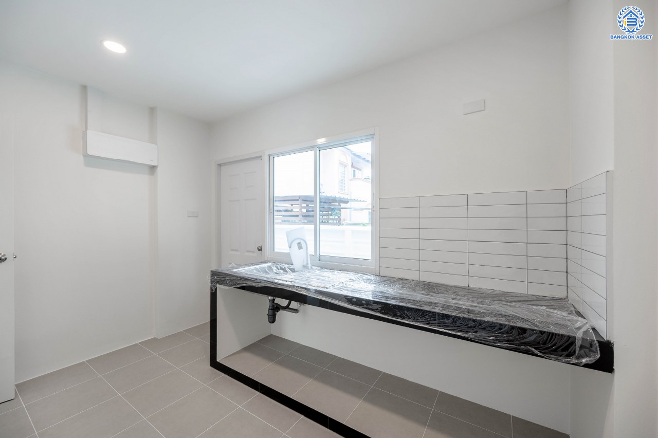 บ้านมือสองตกแต่งใหม่ โครงการ กานดา คลาสสิค วิลล์ เพชรเกษม81 รองรับทุกความสุขบนเนื้อที่ 52.7 ตร.ว. พื้นที่ใช้สอย 253.05 ตร.ม. ฟังก์ชัน 3 ห้องนอน 3 ห้องน้ำ 1 ห้องอเนกประสงค์ จอดรถได้ 2 คัน ตรวจสอบระบบน้ำ-ไฟ พร้อมเข้าอยู่ บนทำเลเดินทางสะดวก ใกล้จุดขึ้นทางด่วน "พระราม2" และเซ็นทรัล พระราม2