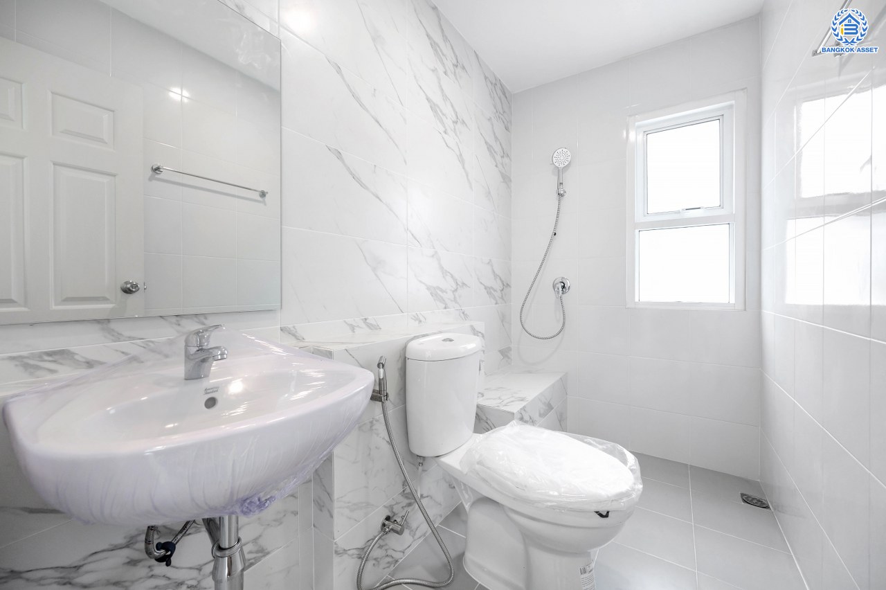 บ้านมือสองตกแต่งใหม่ โครงการ กานดา คลาสสิค วิลล์ เพชรเกษม81 รองรับทุกความสุขบนเนื้อที่ 52.7 ตร.ว. พื้นที่ใช้สอย 253.05 ตร.ม. ฟังก์ชัน 3 ห้องนอน 3 ห้องน้ำ 1 ห้องอเนกประสงค์ จอดรถได้ 2 คัน ตรวจสอบระบบน้ำ-ไฟ พร้อมเข้าอยู่ บนทำเลเดินทางสะดวก ใกล้จุดขึ้นทางด่วน "พระราม2" และเซ็นทรัล พระราม2