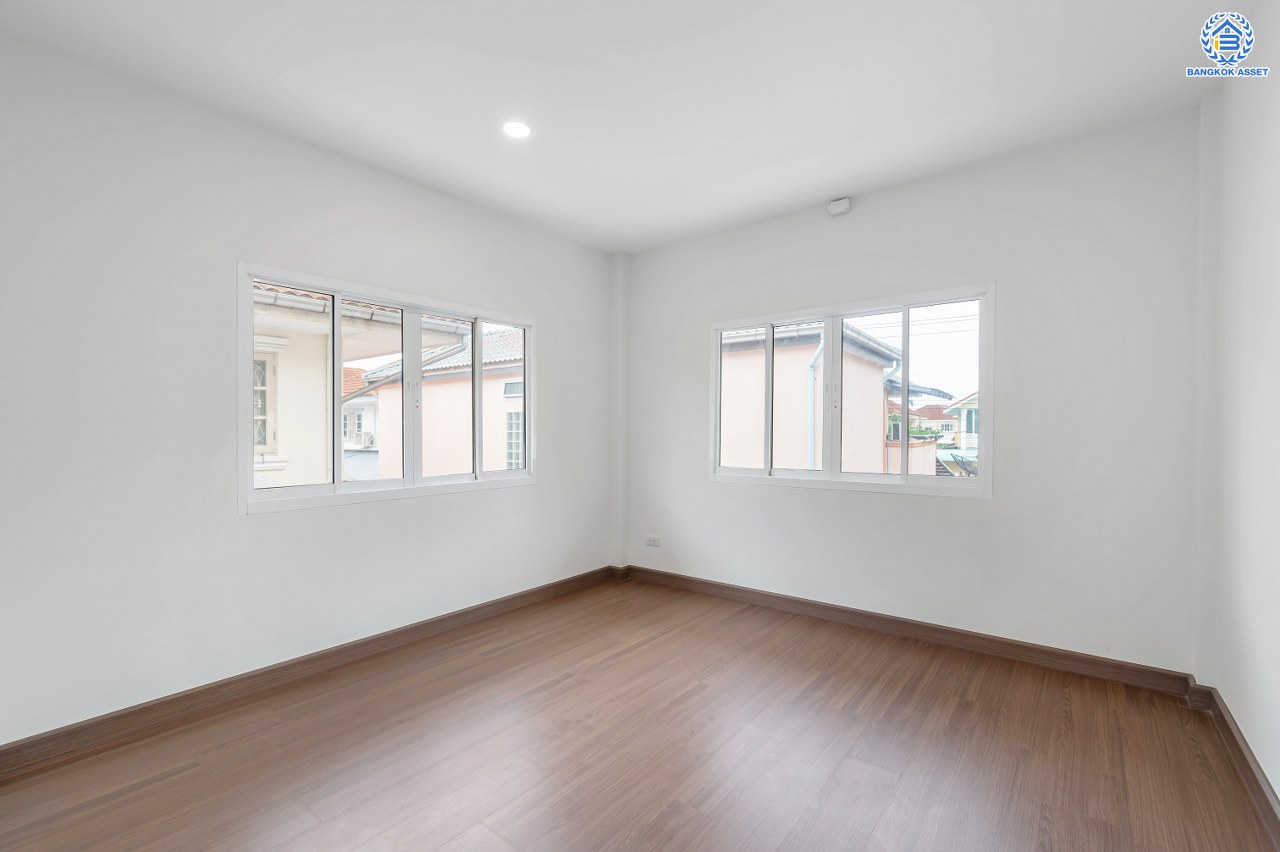 บ้านมือสองตกแต่งใหม่ โครงการ กานดา คลาสสิค วิลล์ เพชรเกษม81 รองรับทุกความสุขบนเนื้อที่ 52.7 ตร.ว. พื้นที่ใช้สอย 253.05 ตร.ม. ฟังก์ชัน 3 ห้องนอน 3 ห้องน้ำ 1 ห้องอเนกประสงค์ จอดรถได้ 2 คัน ตรวจสอบระบบน้ำ-ไฟ พร้อมเข้าอยู่ บนทำเลเดินทางสะดวก ใกล้จุดขึ้นทางด่วน "พระราม2" และเซ็นทรัล พระราม2