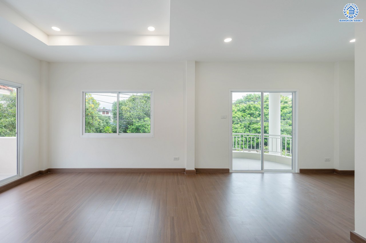 บ้านมือสองตกแต่งใหม่ โครงการ กานดา คลาสสิค วิลล์ เพชรเกษม81 รองรับทุกความสุขบนเนื้อที่ 52.7 ตร.ว. พื้นที่ใช้สอย 253.05 ตร.ม. ฟังก์ชัน 3 ห้องนอน 3 ห้องน้ำ 1 ห้องอเนกประสงค์ จอดรถได้ 2 คัน ตรวจสอบระบบน้ำ-ไฟ พร้อมเข้าอยู่ บนทำเลเดินทางสะดวก ใกล้จุดขึ้นทางด่วน "พระราม2" และเซ็นทรัล พระราม2