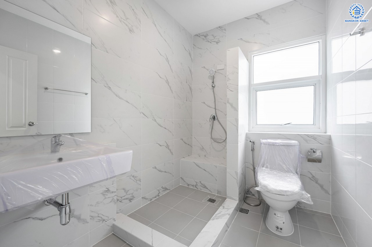 บ้านมือสองตกแต่งใหม่ โครงการ กานดา คลาสสิค วิลล์ เพชรเกษม81 รองรับทุกความสุขบนเนื้อที่ 52.7 ตร.ว. พื้นที่ใช้สอย 253.05 ตร.ม. ฟังก์ชัน 3 ห้องนอน 3 ห้องน้ำ 1 ห้องอเนกประสงค์ จอดรถได้ 2 คัน ตรวจสอบระบบน้ำ-ไฟ พร้อมเข้าอยู่ บนทำเลเดินทางสะดวก ใกล้จุดขึ้นทางด่วน "พระราม2" และเซ็นทรัล พระราม2