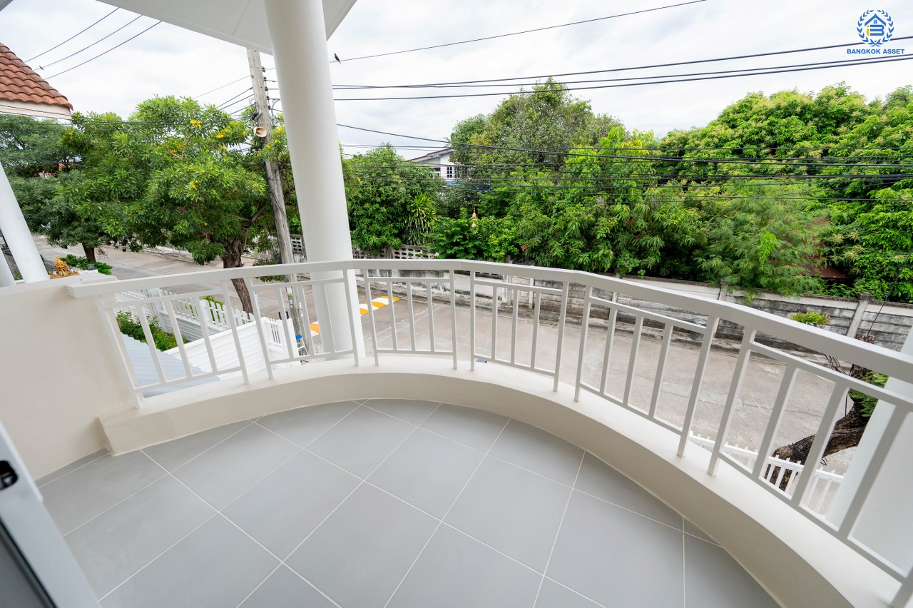 บ้านมือสองตกแต่งใหม่ โครงการ กานดา คลาสสิค วิลล์ เพชรเกษม81 รองรับทุกความสุขบนเนื้อที่ 52.7 ตร.ว. พื้นที่ใช้สอย 253.05 ตร.ม. ฟังก์ชัน 3 ห้องนอน 3 ห้องน้ำ 1 ห้องอเนกประสงค์ จอดรถได้ 2 คัน ตรวจสอบระบบน้ำ-ไฟ พร้อมเข้าอยู่ บนทำเลเดินทางสะดวก ใกล้จุดขึ้นทางด่วน "พระราม2" และเซ็นทรัล พระราม2