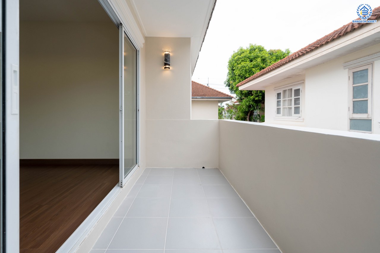 บ้านมือสองตกแต่งใหม่ โครงการ กานดา คลาสสิค วิลล์ เพชรเกษม81 รองรับทุกความสุขบนเนื้อที่ 52.7 ตร.ว. พื้นที่ใช้สอย 253.05 ตร.ม. ฟังก์ชัน 3 ห้องนอน 3 ห้องน้ำ 1 ห้องอเนกประสงค์ จอดรถได้ 2 คัน ตรวจสอบระบบน้ำ-ไฟ พร้อมเข้าอยู่ บนทำเลเดินทางสะดวก ใกล้จุดขึ้นทางด่วน "พระราม2" และเซ็นทรัล พระราม2