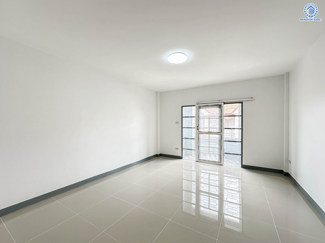 *****ทาวน์เฮ้าส์มือสอง โครงการ ลภาวัน8 บางบัวทอง เนื้อที่ 18 ตร.ว. ฟังก์ชัน 3 ห้องนอน 2 ห้องน้ำ 1 ที่จอดรถ พร้อมเข้าอยู่ บนทำเลเชื่อมต่อทุกการเดินทาง ทำเลศักยภาพ การเดินทางสะดวกสบาย ใกล้เซ็นทรัล เวสต์เกต