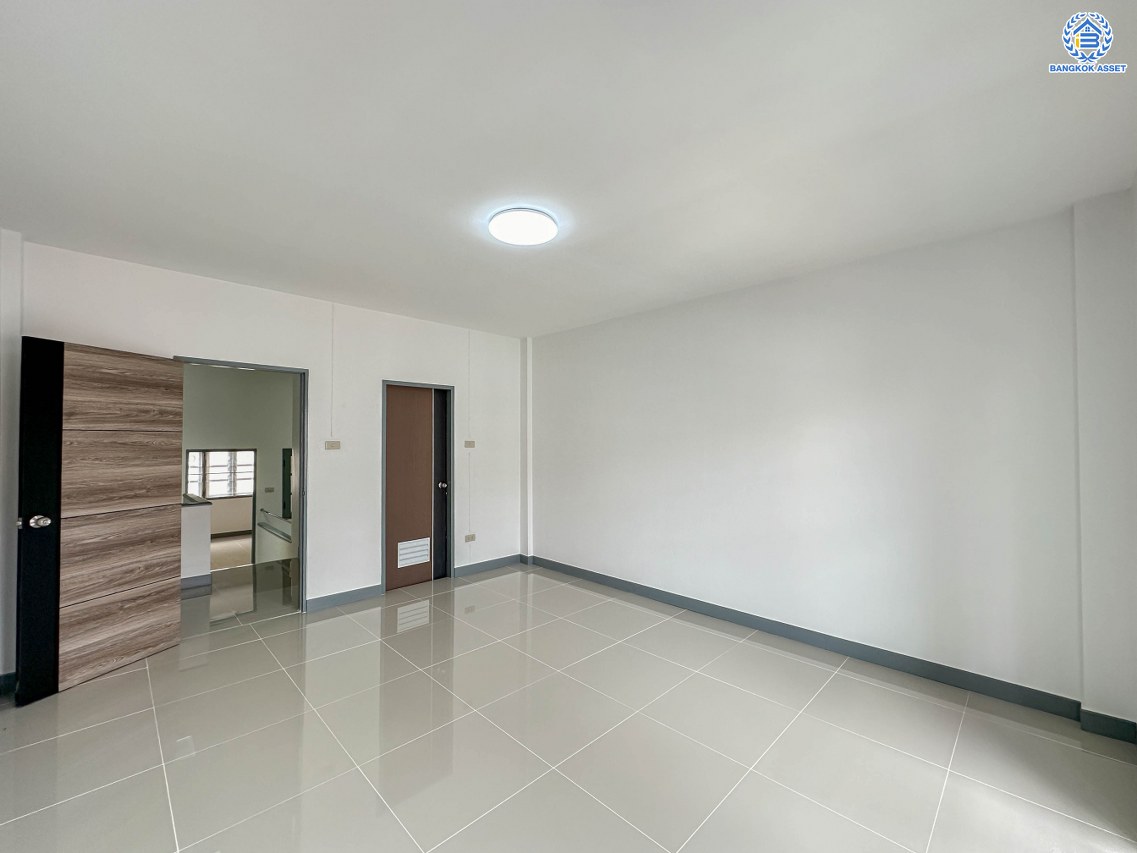 *****ทาวน์เฮ้าส์มือสอง โครงการ ลภาวัน8 บางบัวทอง เนื้อที่ 18 ตร.ว. ฟังก์ชัน 3 ห้องนอน 2 ห้องน้ำ 1 ที่จอดรถ พร้อมเข้าอยู่ บนทำเลเชื่อมต่อทุกการเดินทาง ทำเลศักยภาพ การเดินทางสะดวกสบาย ใกล้เซ็นทรัล เวสต์เกต